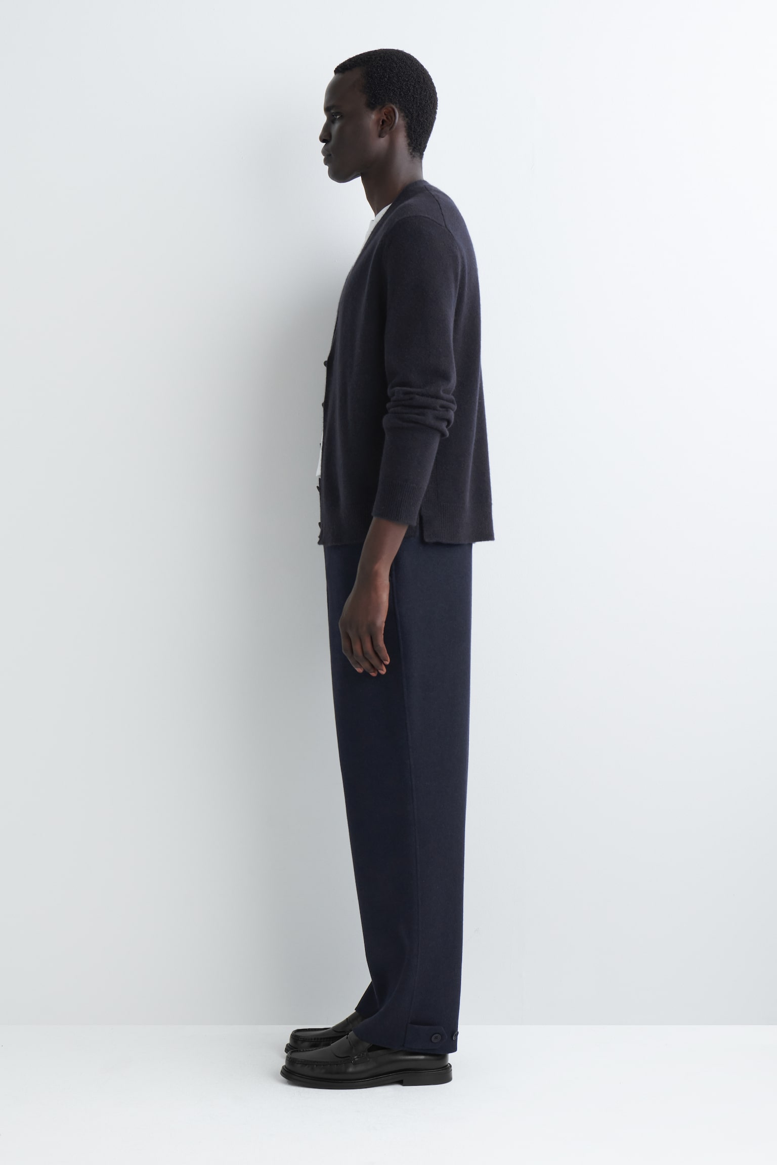 CASHMERE V-NECK CARDIGAN - NAVY/LIGHT UNDYED - 4