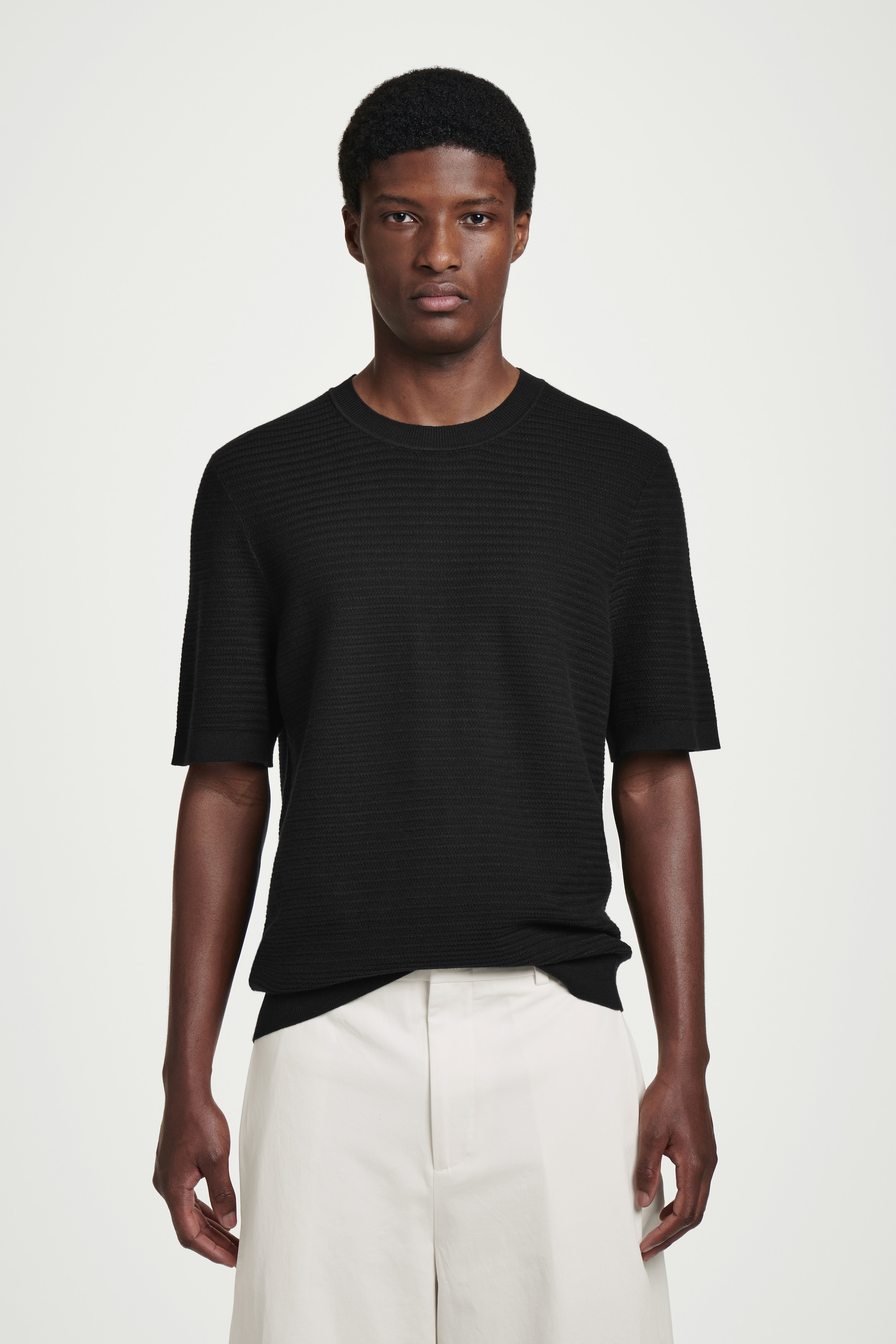 Größeres Bild anzeigen: STRUKTURIERTES T-SHIRT AUS BAUMWOLLE - SCHWARZ - Men | H&M AT 1