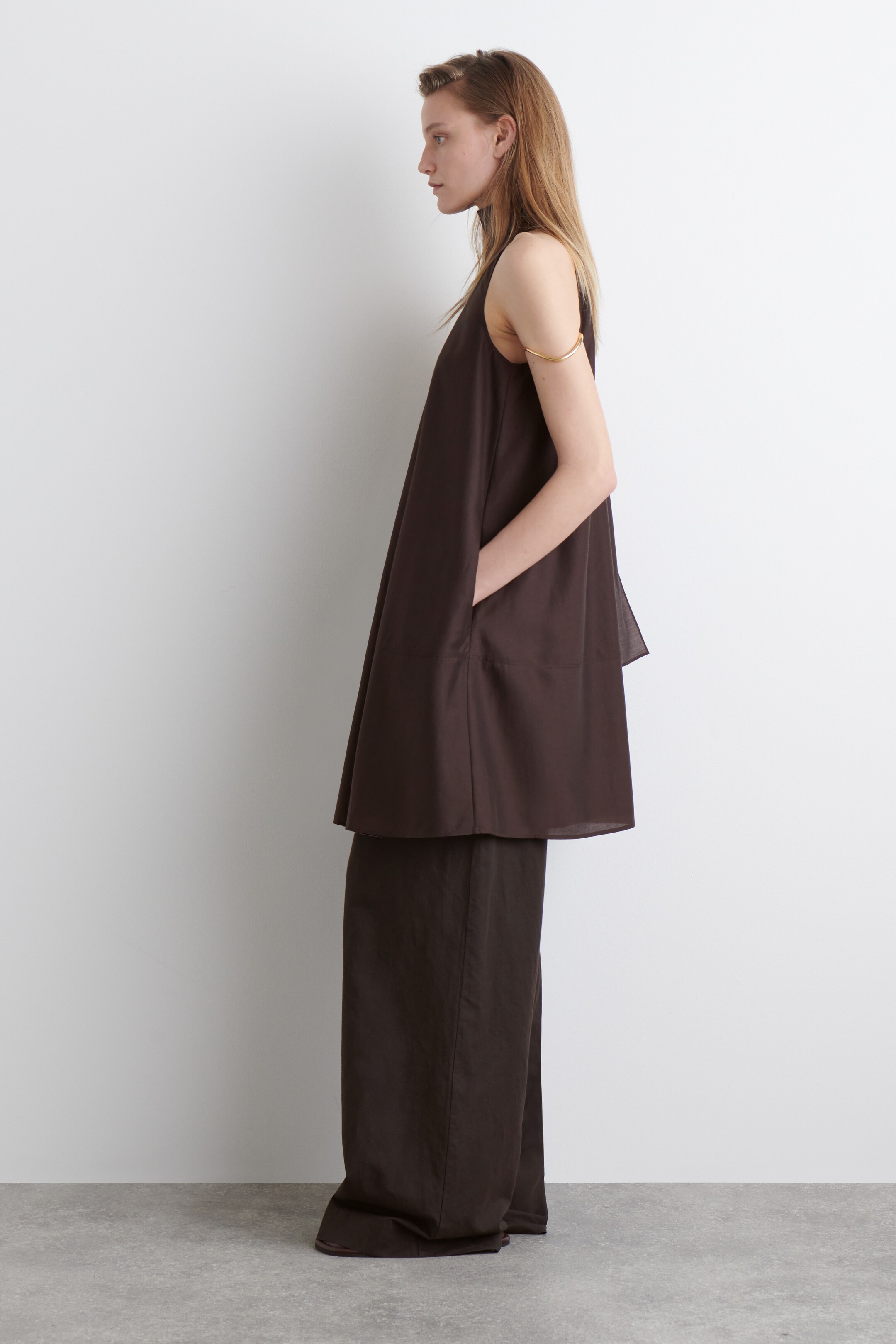 Ver imagen más grande: VESTIDO CORTO FLUIDO CON CUELLO HALTER - MARRÓN OSCURO - MUJER | H&M ES 3