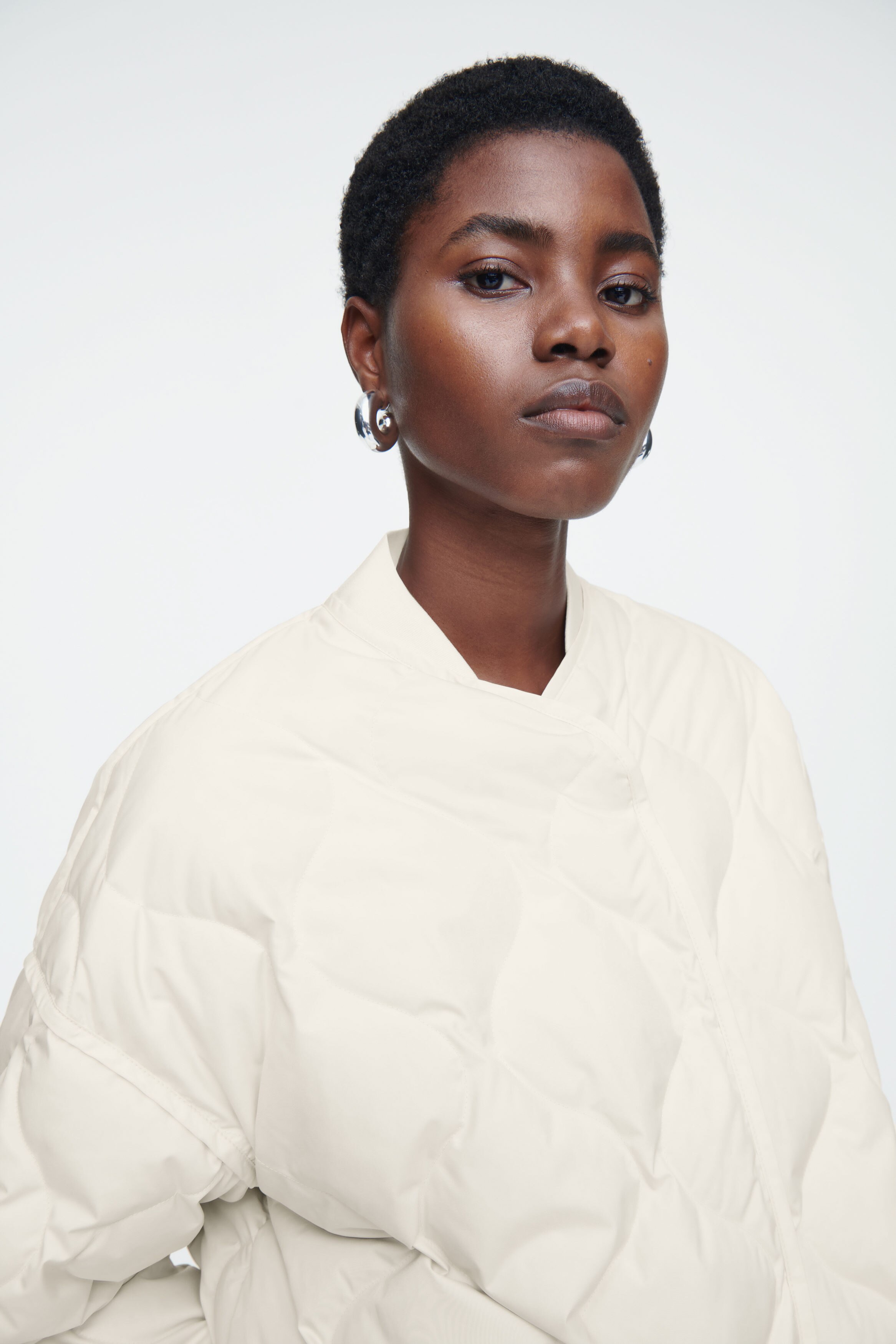 【COS】◆OVERSIZED QUILTED JACKET - OFF WHITE◆1205863001◆ OVERSIZED QUILTED JACKET - OFF-WHITE | COS