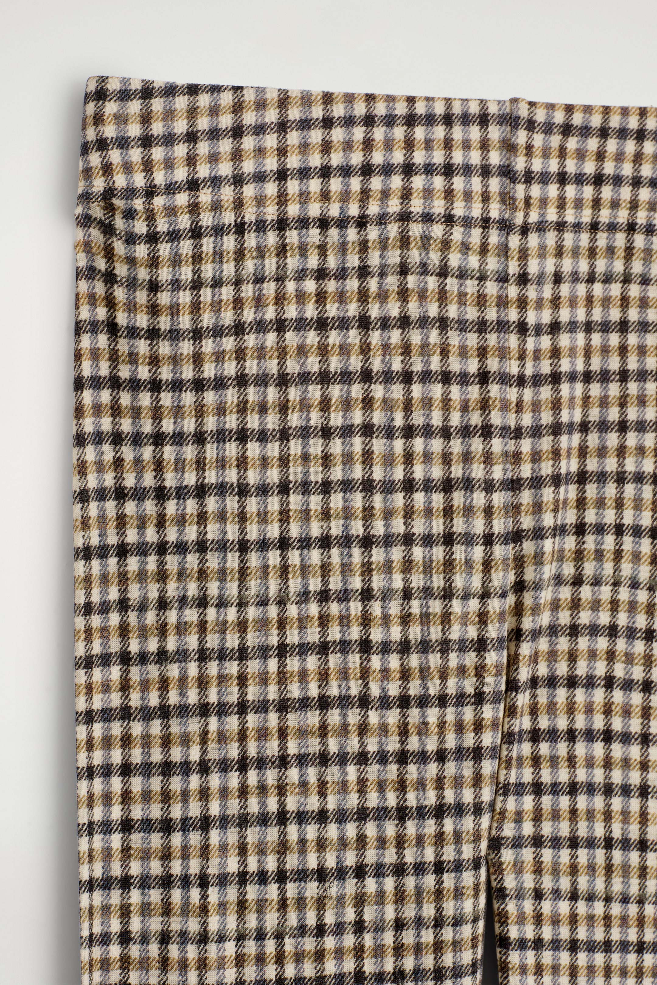 Visualizza immagine più grande: I leggings presentano un motivo a quadri dettagliato, composto da piccoli quadrati color crema, in varie tonalità di marrone e grigio scuro. Il tessuto presenta un aspetto morbido e testurizzato.
