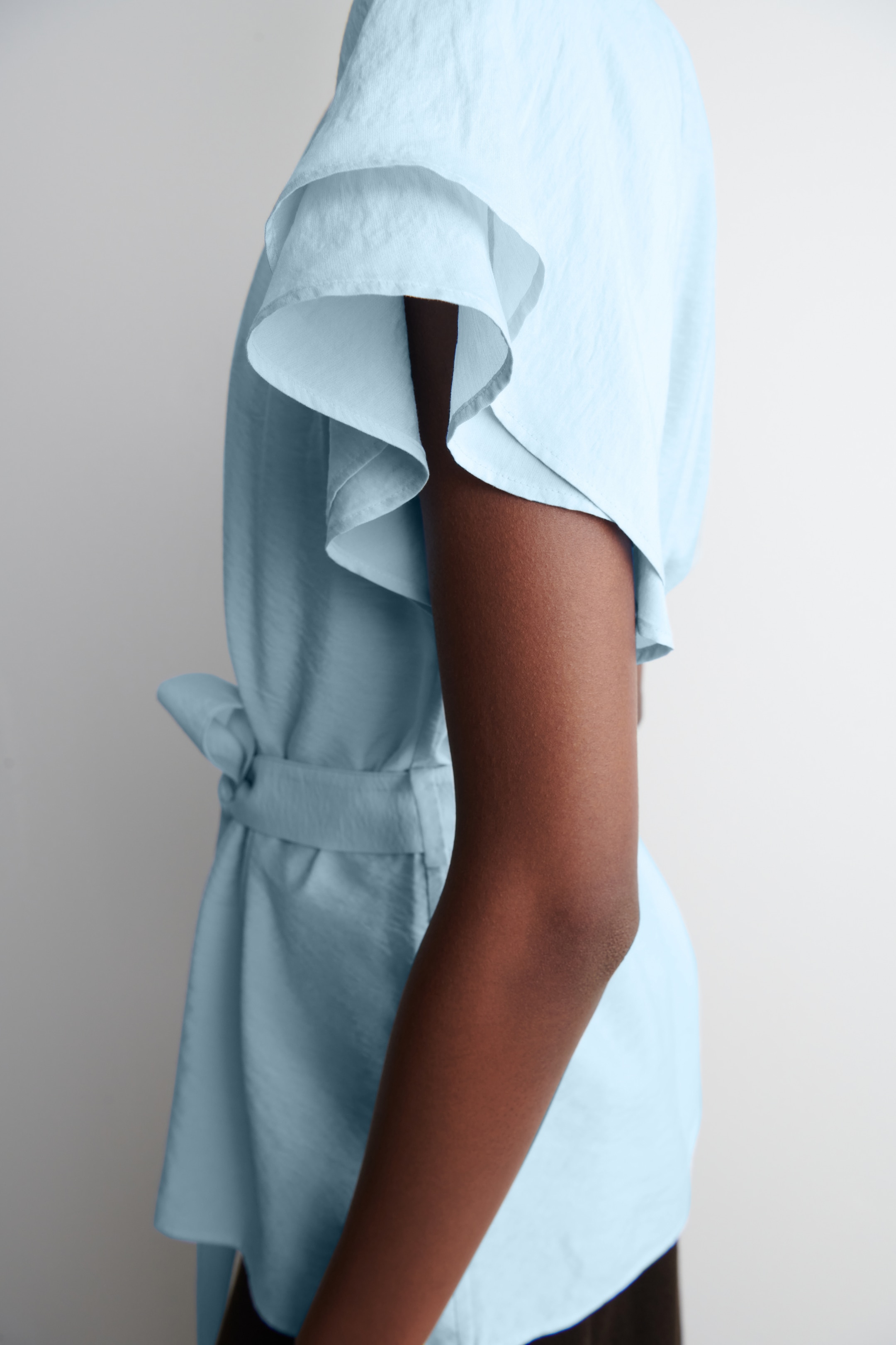 Se større billede: LAGDELT BLUSE MED BÆLTE - LYSEBLÅ - DAME | H&M DK 4