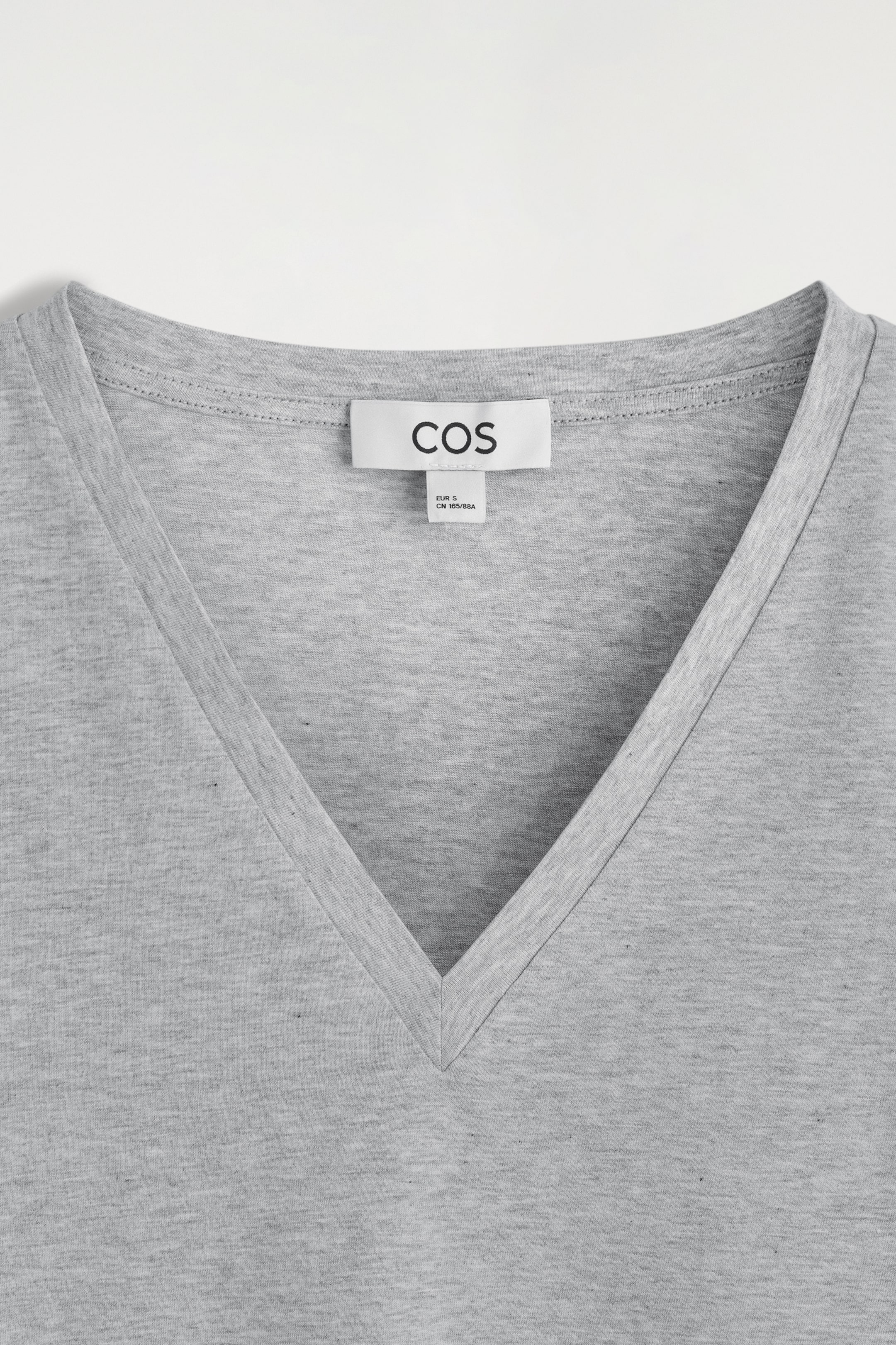 Visa större bild: V-RINGAD T-SHIRT I BOMULL - GRÅMELERAD - DAM | H&M SE 5