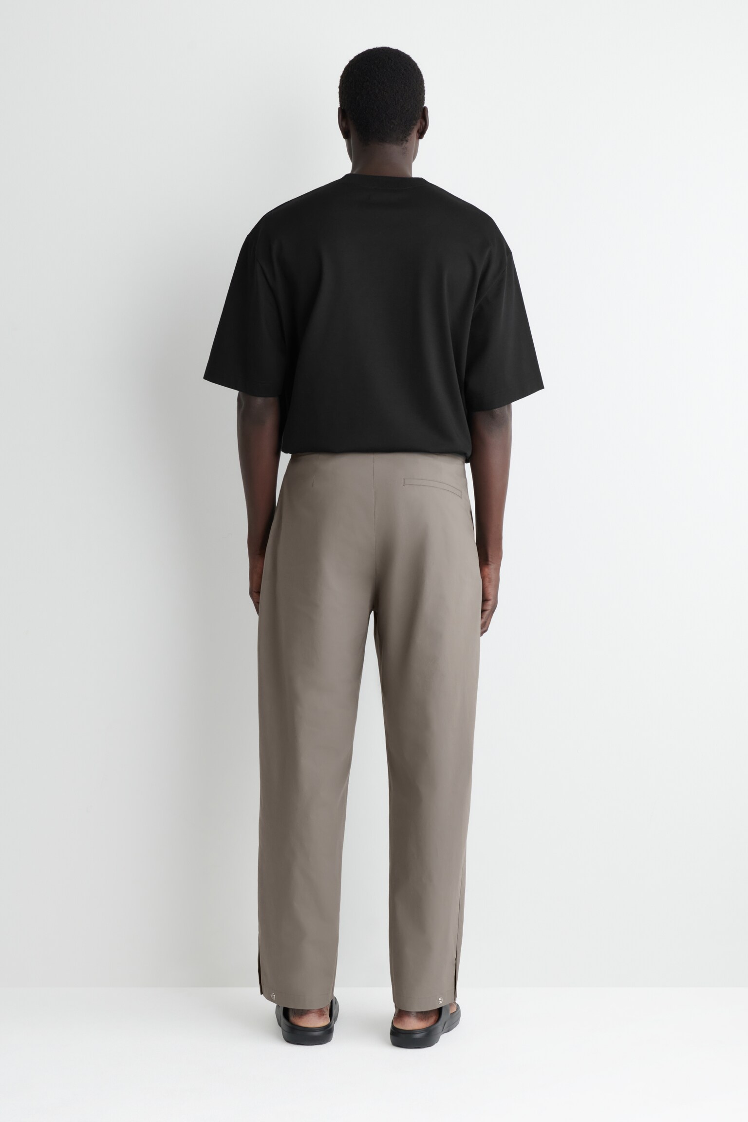 PANTALÓN DE ALGODÓN BARREL FIT - GRIS/NEGRO - 5