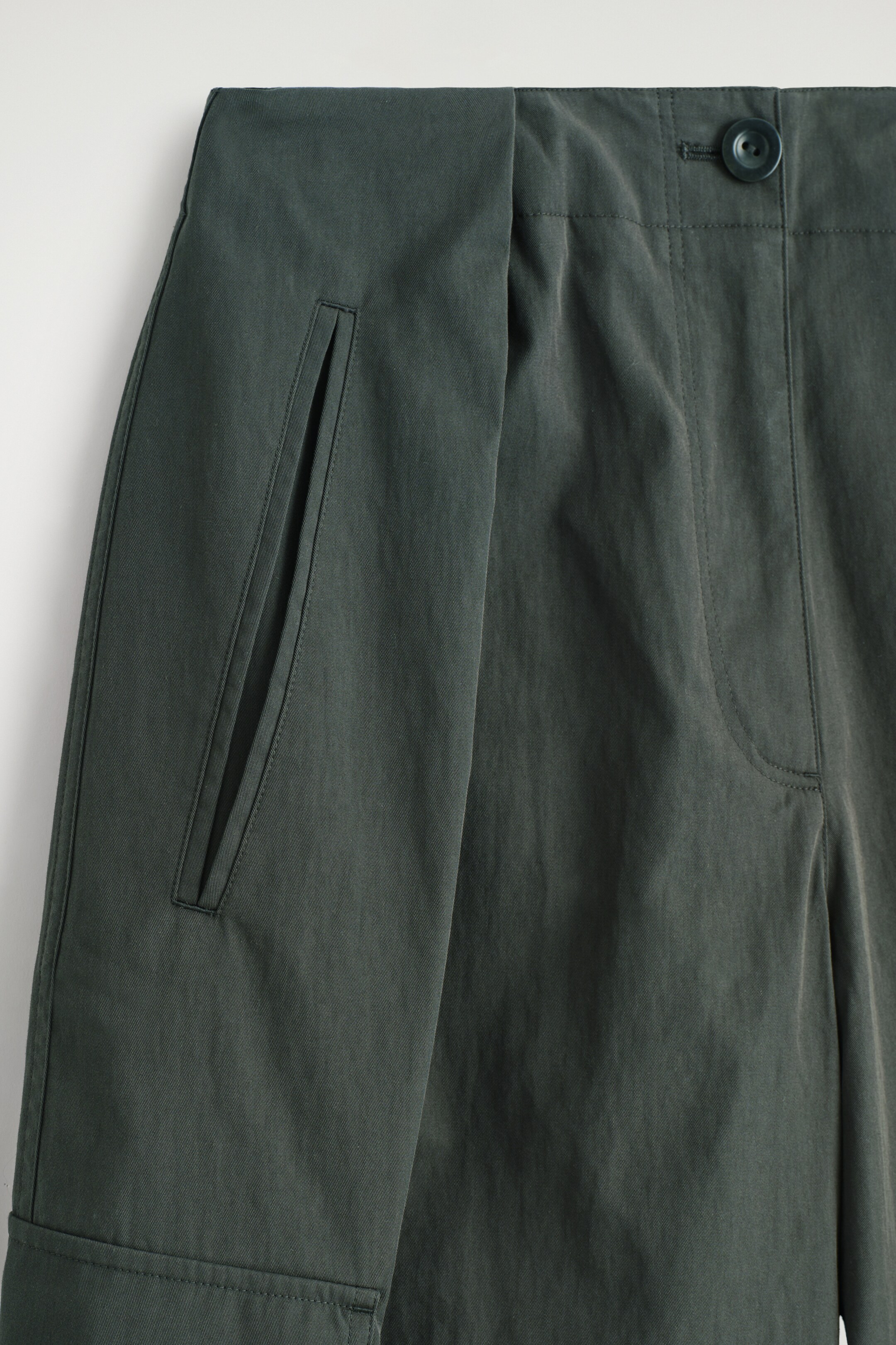 Ingrandisci l'immagine: UTILITY BARREL-LEG TROUSERS - DARK GREEN - DONNA | H&M CH 6