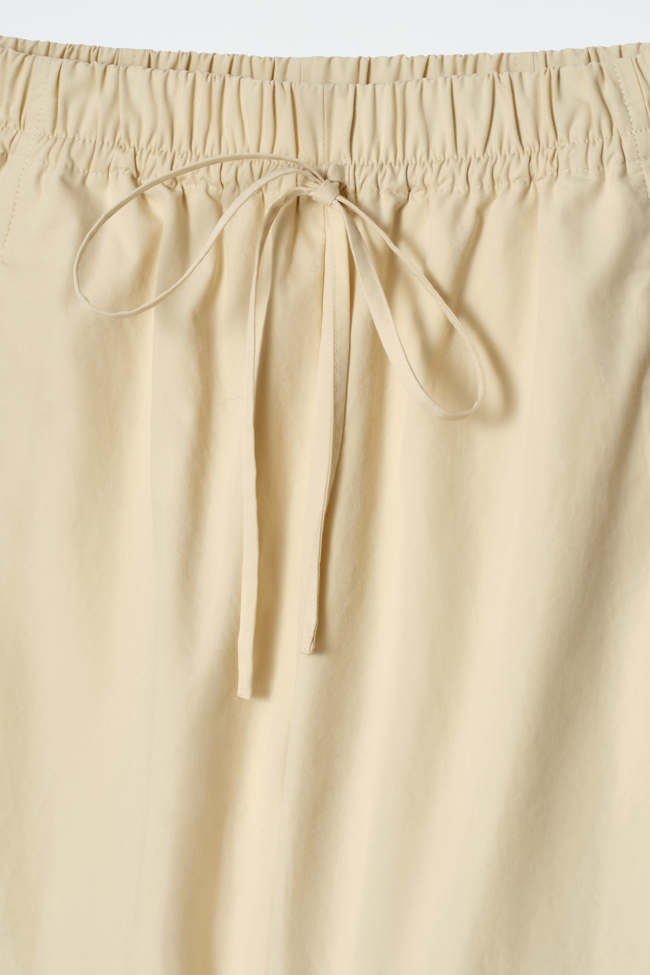 Visa större bild: VIDA BYXOR MED RESÅR I MIDJAN - LJUSBEIGE - DAM | H&M SE 6