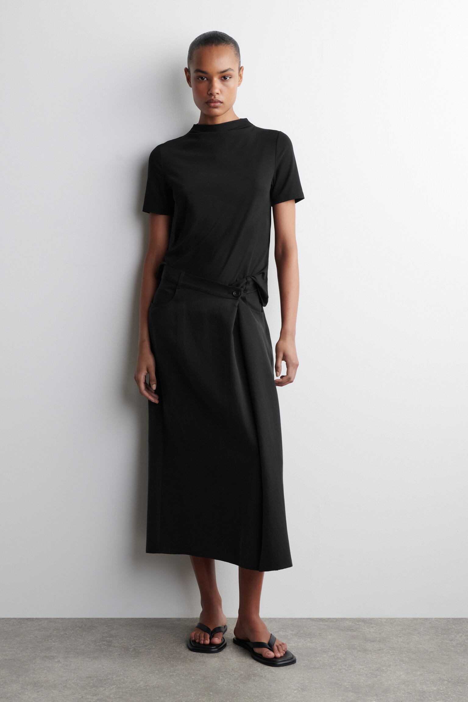 ASYMMETRIC FLUID MIDI SKIRT - BLACK