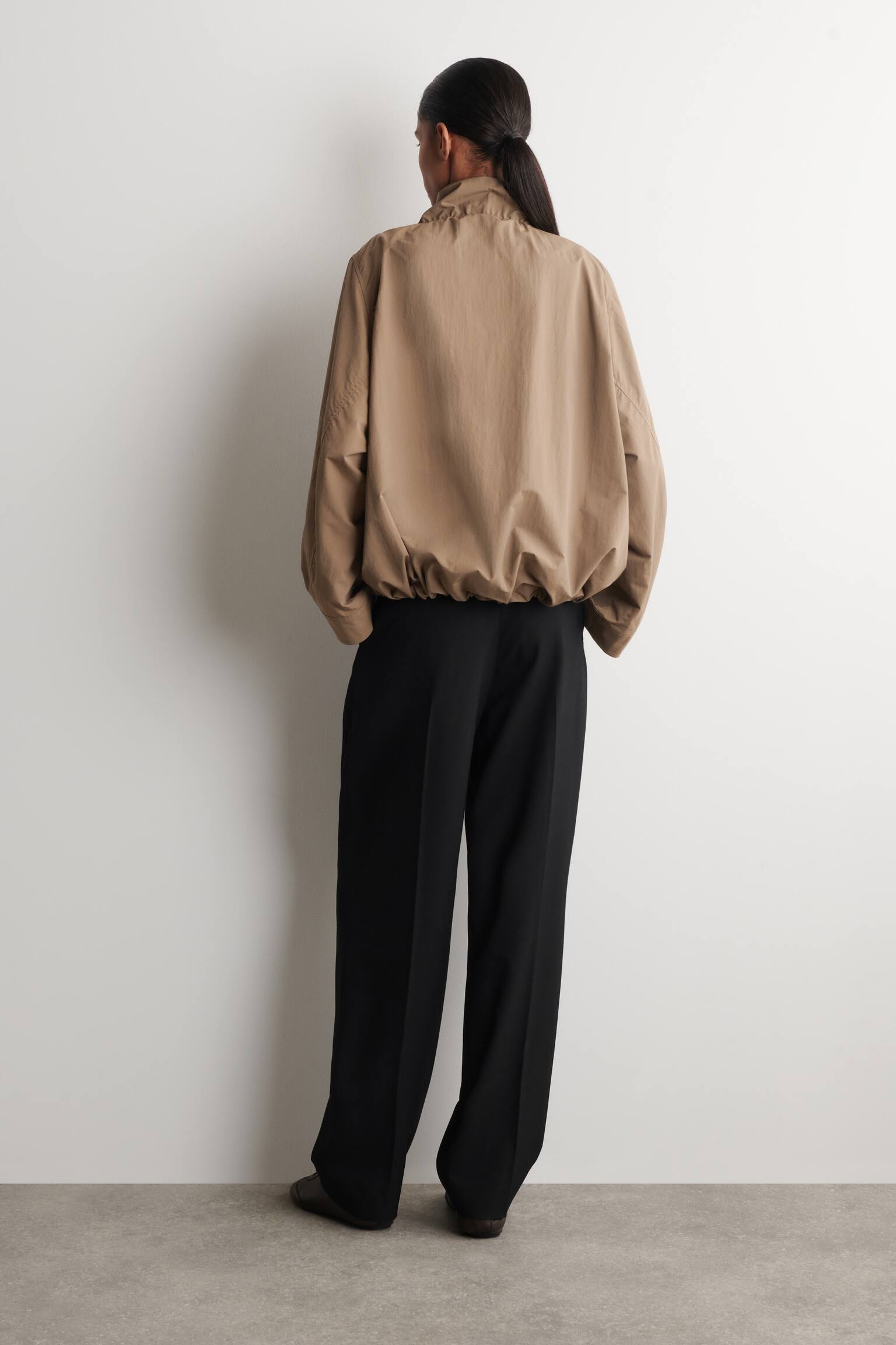 Nylonjas met opstaande kraag - buinbeige/crème - 10