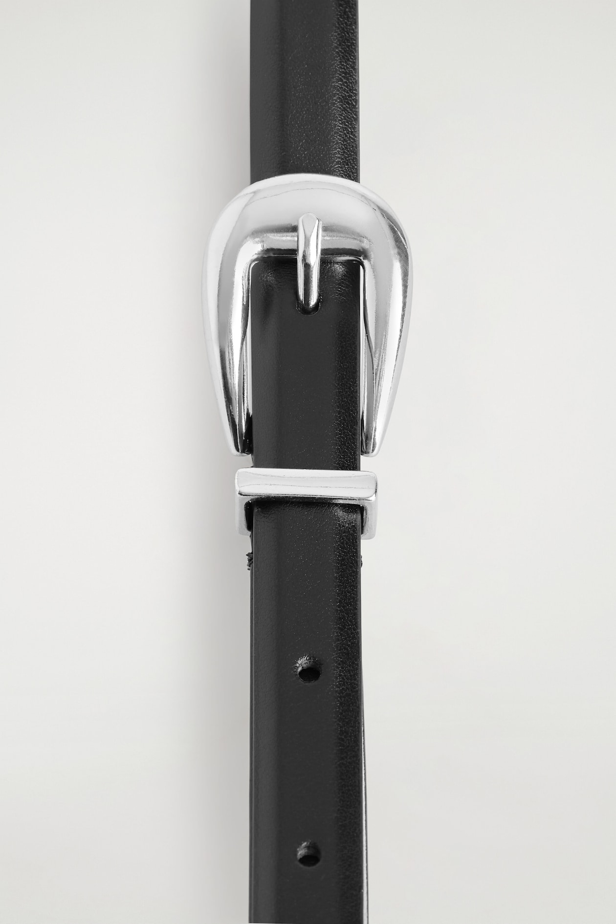 SCULPTED-BUCKLE LEATHER BELT — BLACK / SILVER
