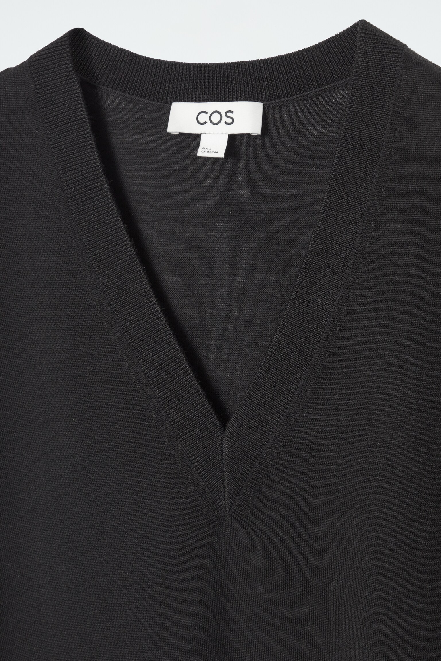 V-NECK MERINO WOOL VEST - BLACK - 2