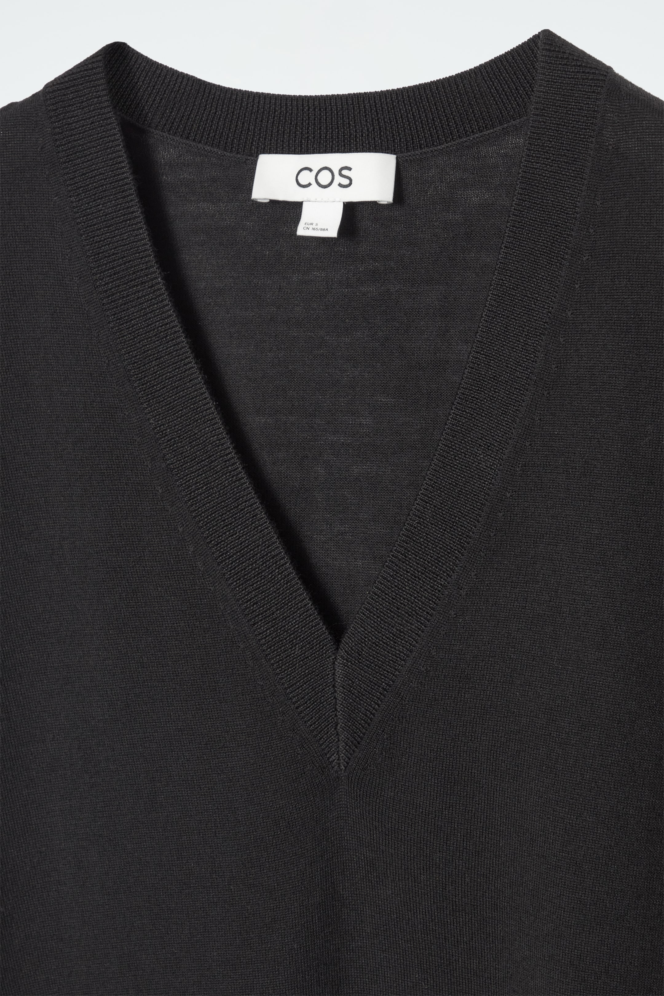 Agrandir l'image: DÉBARDEUR COL EN V EN LAINE MÉRINOS - NOIR - FEMME | H&M CH 2