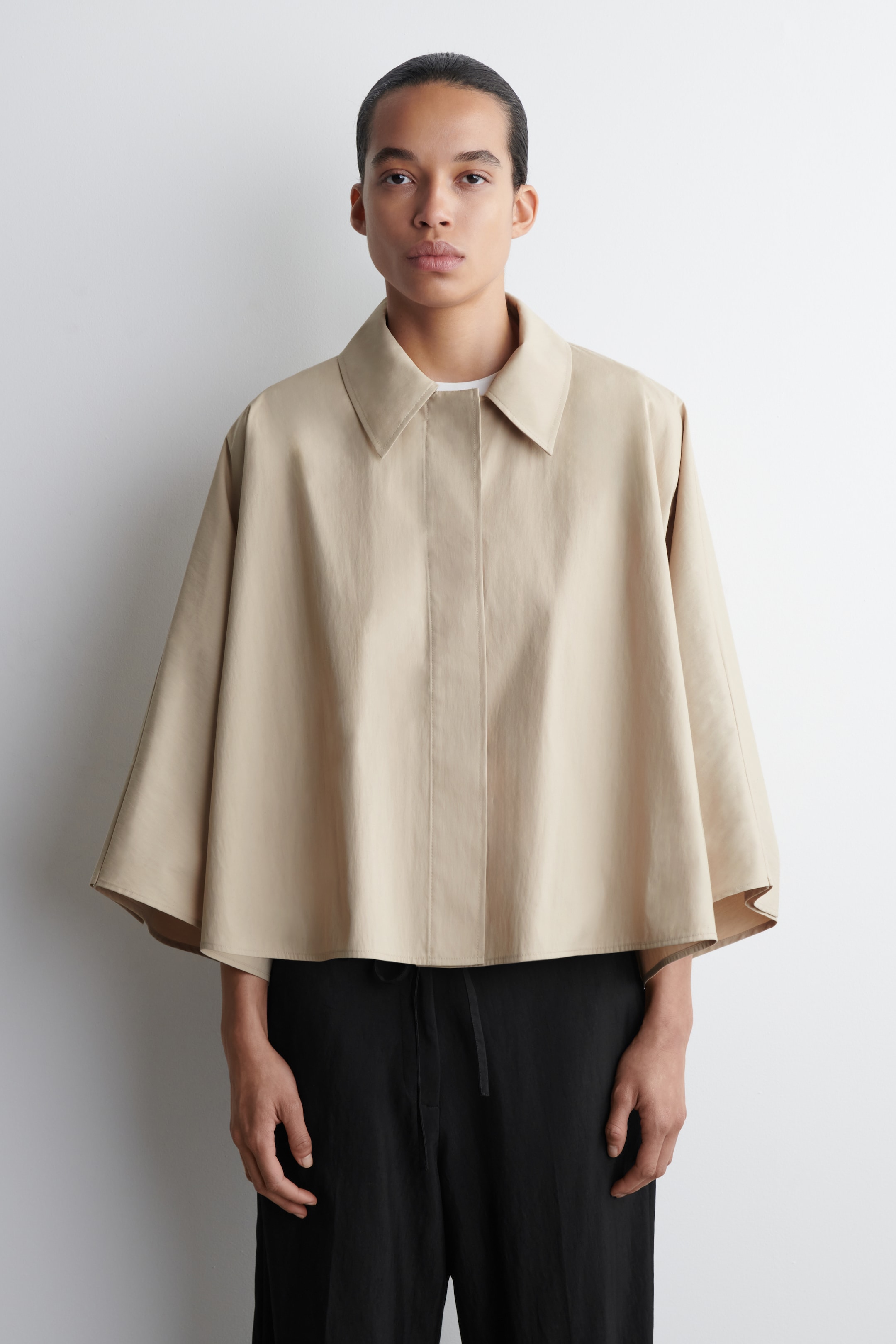 Größeres Bild anzeigen: KURZES CAPE IM TRENCHCOAT-STIL - HELLES BEIGE - Ladies | H&M AT 1