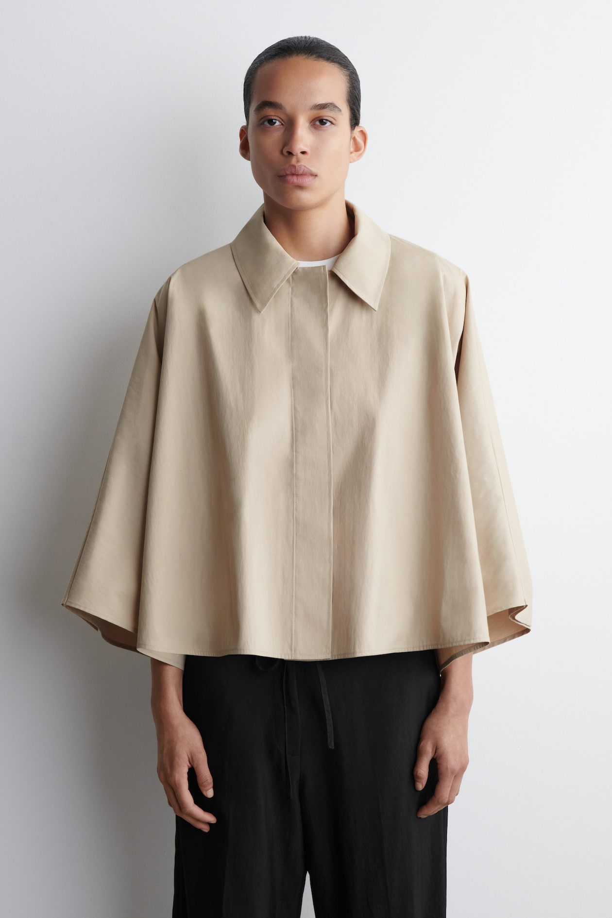 CAPE COURTE FAÇON TRENCH-COAT - BEIGE CLAIR | COS FR