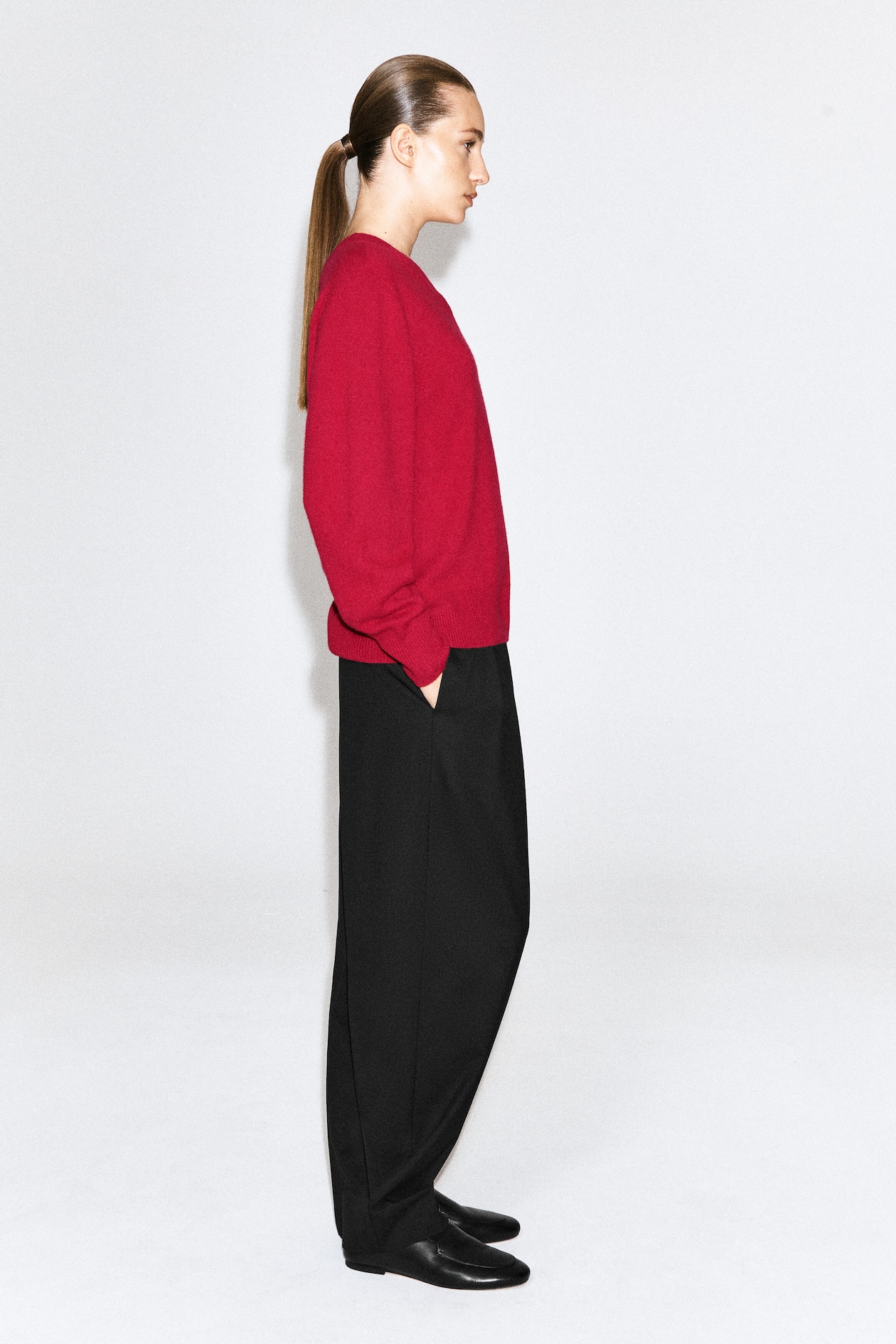 SCULPTED PURE CASHMERE V-NECK SWEATER — RED