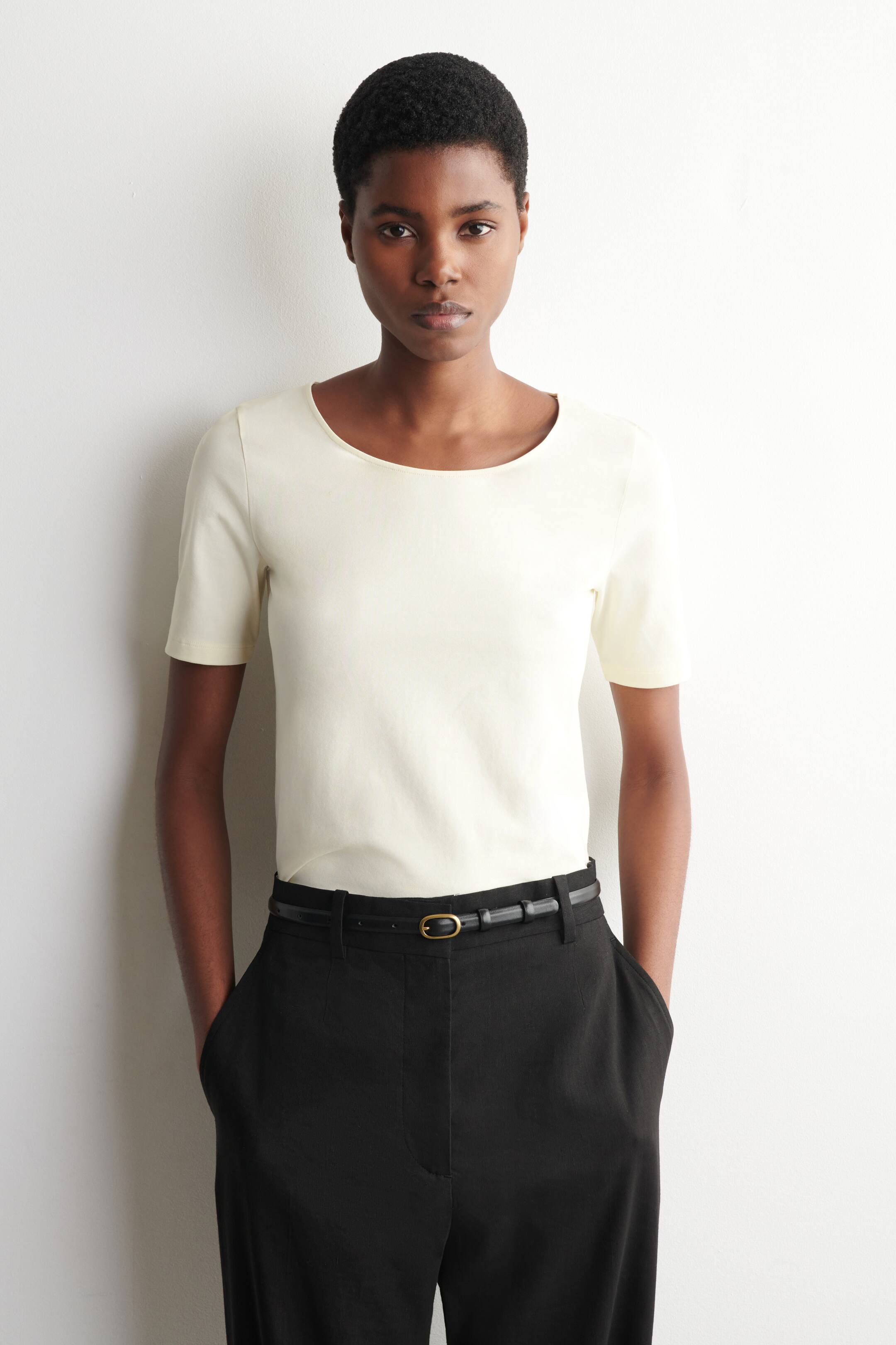 Ingrandisci l'immagine: SCHMALES BAUMWOLL-T-SHIRT MIT TIEFEM AUSSCHNITT - ELFENBEIN - DONNA | H&M CH 1