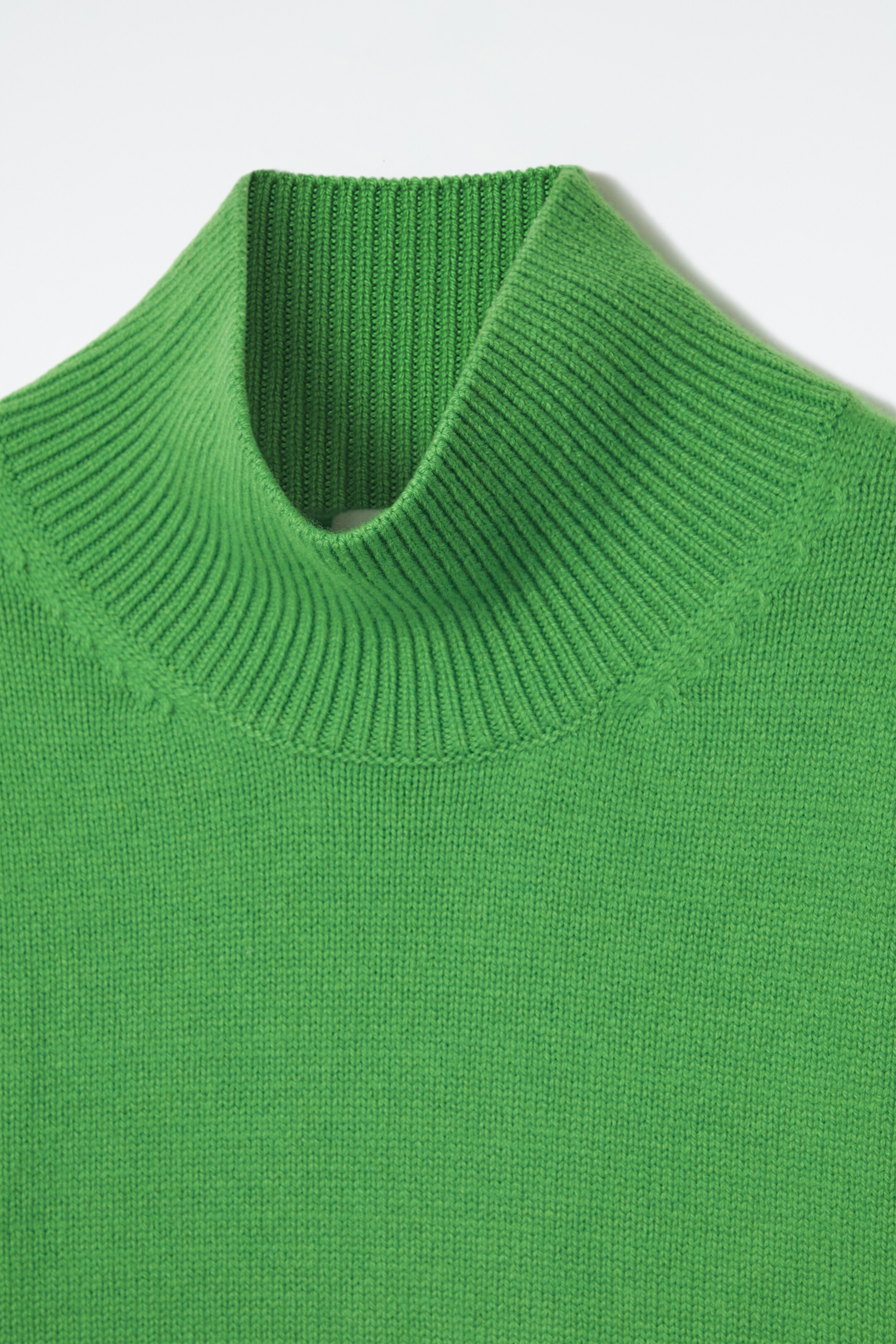 Größeres Bild ansehen: TAILLIERTER WOLLPULLOVER MIT STEHKRAGEN - GRÜN - Ladies | H&M DE 8