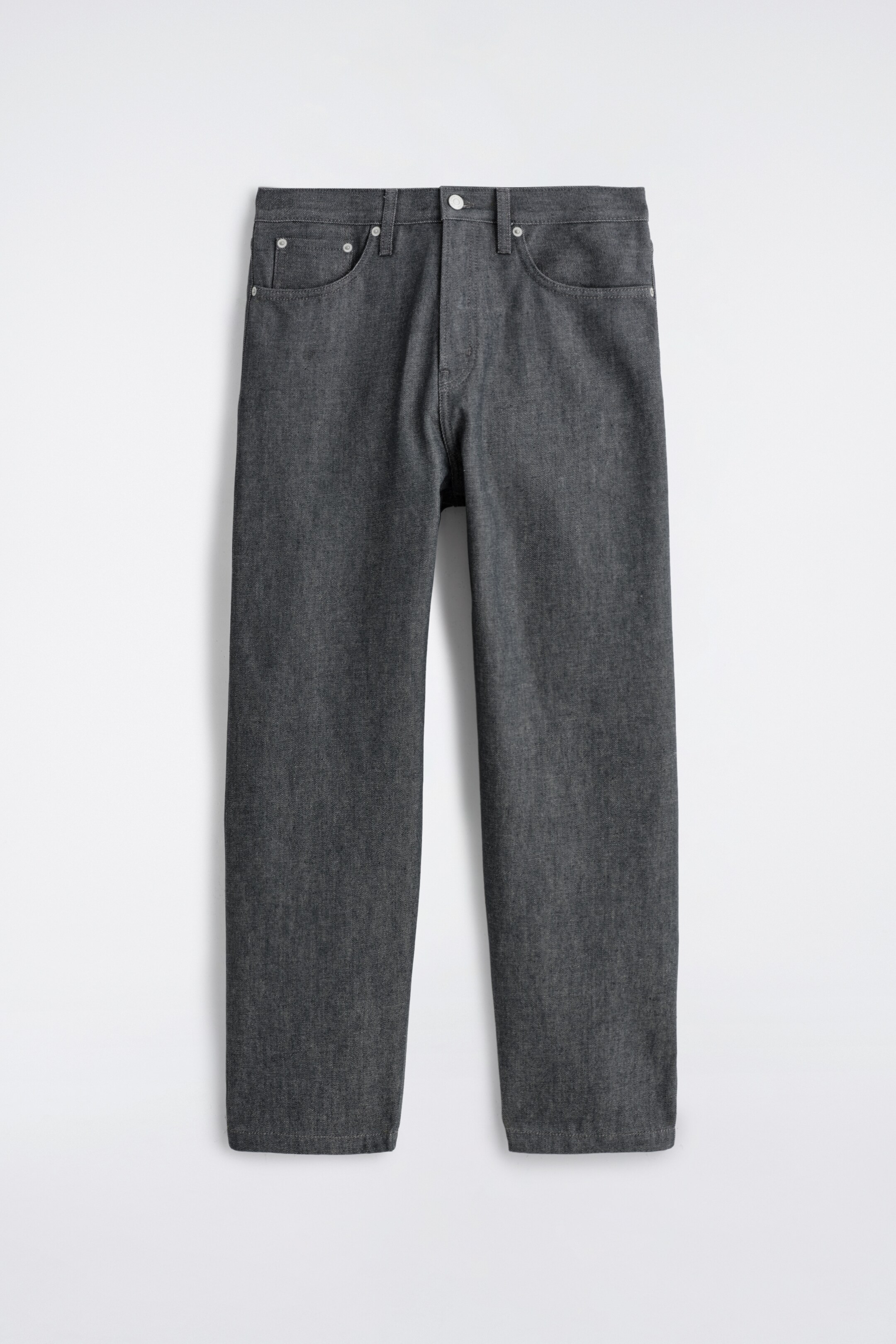 Agrandir l'image: Une paire de jeans en denim gris foncé est exposée de face, avec une coupe droite et décontractée et une taille mi-haute. Elle est dotée de deux poches avant incurvées, d'une poche à monnaie, de passants de ceinture et d'une fermeture à bouton à la taille.