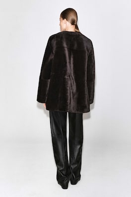 COLLARLESS SHEARLING JACKET — MAHOGANY 5