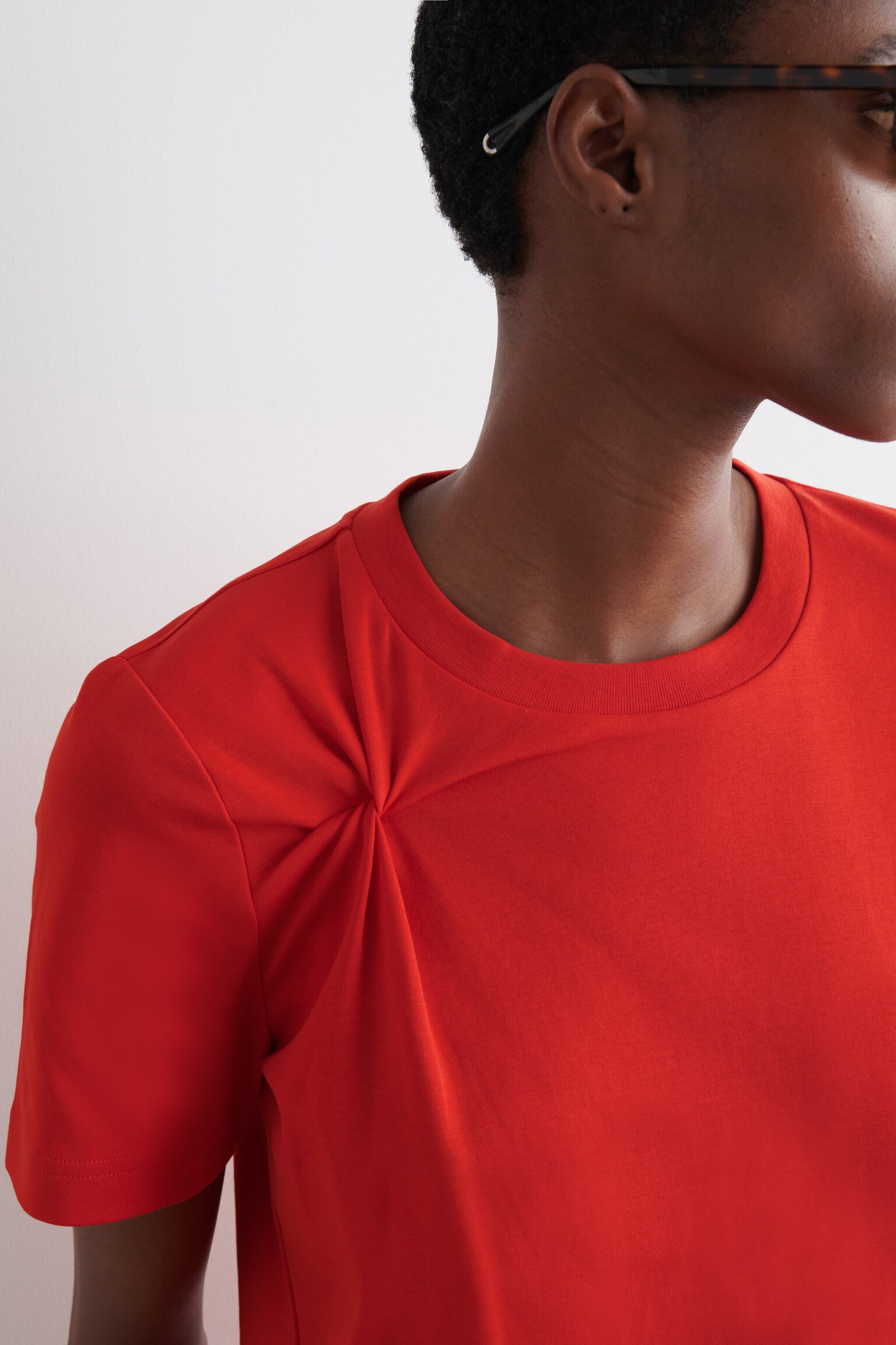 CAMISETA CON DETALLE DE NUDOS - ROJO/AZUL MARINO - 3