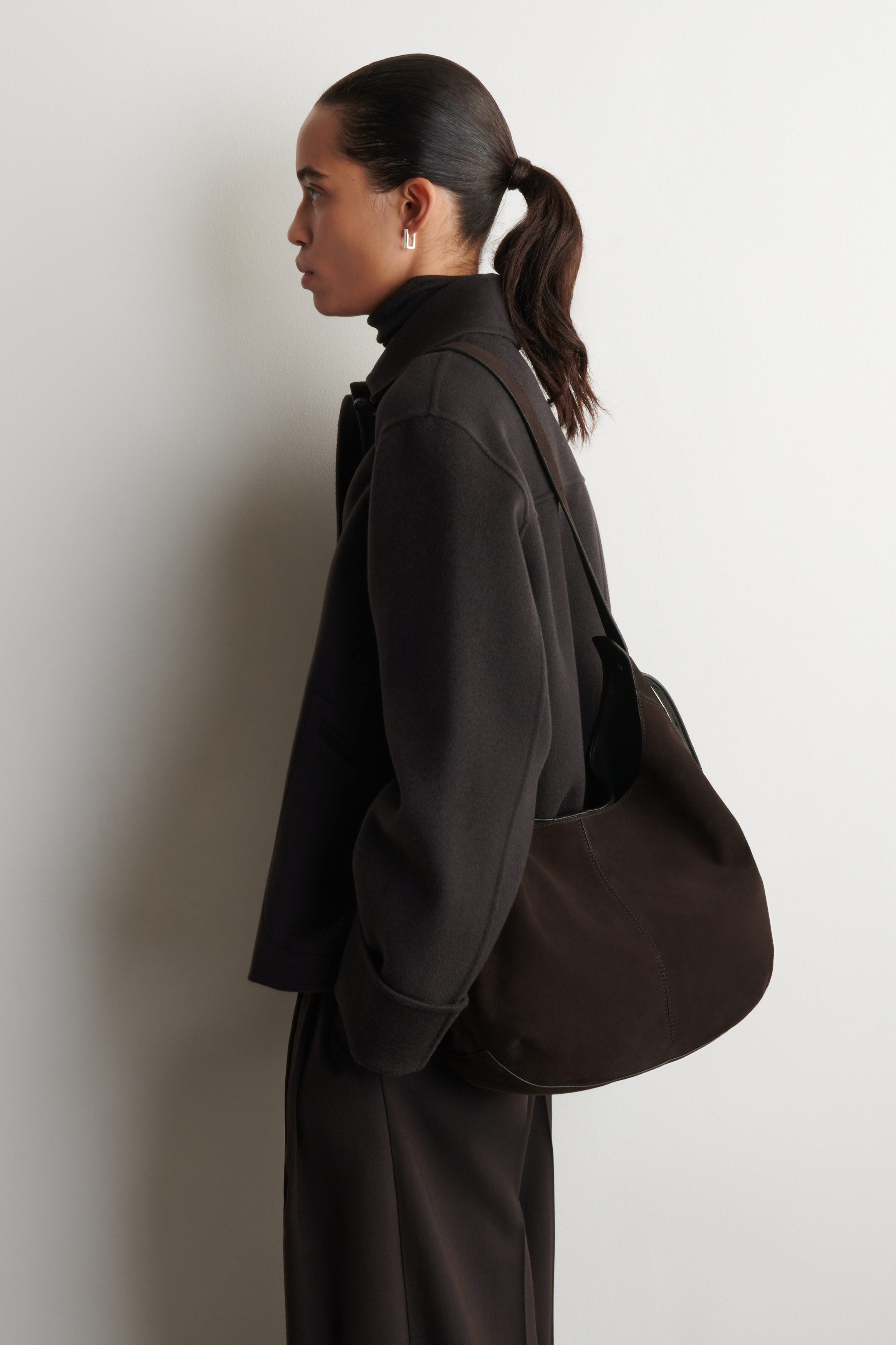 KNOLL SHOULDER BAG - SUEDE - EBONY | COS US