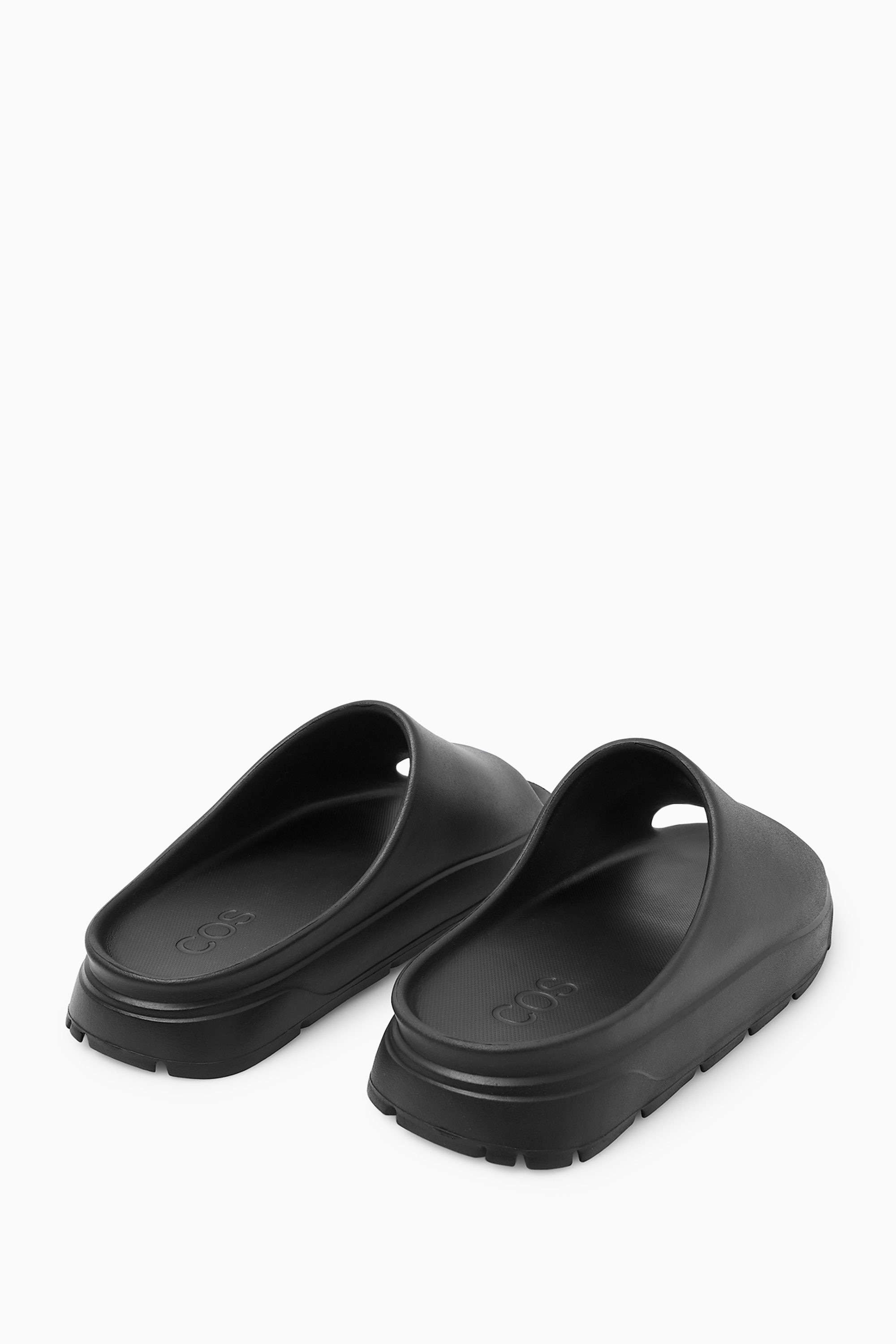 “COS MEN” ベルクロ リネンスライドサンダル CHUNKY SLIDES - BLACK | COS