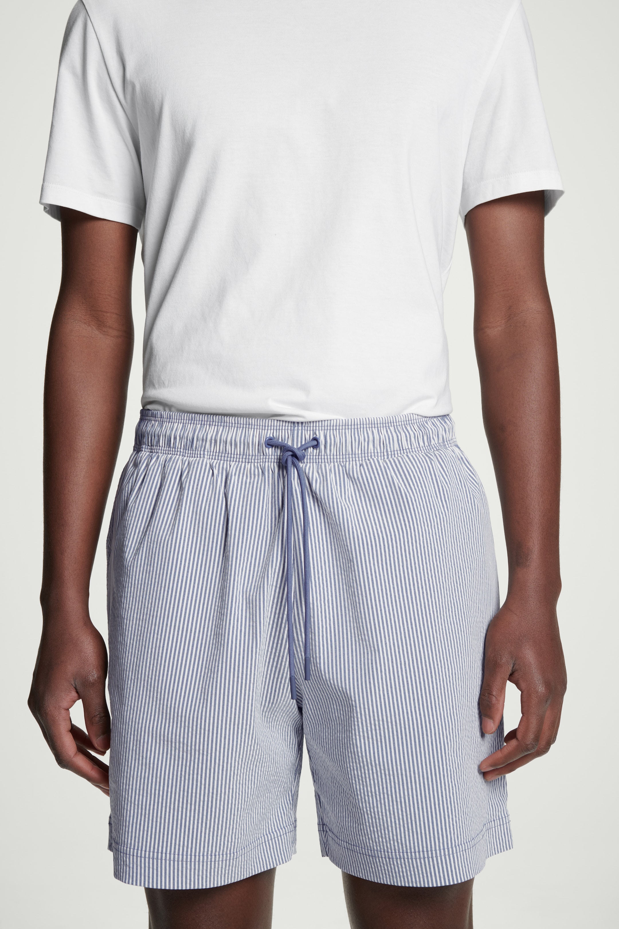 Grösseres Bild ansehen: GESTREIFTE BADESHORTS AUS SEERSUCKER - BLAU/GESTREIFT - HERREN | H&M CH 4