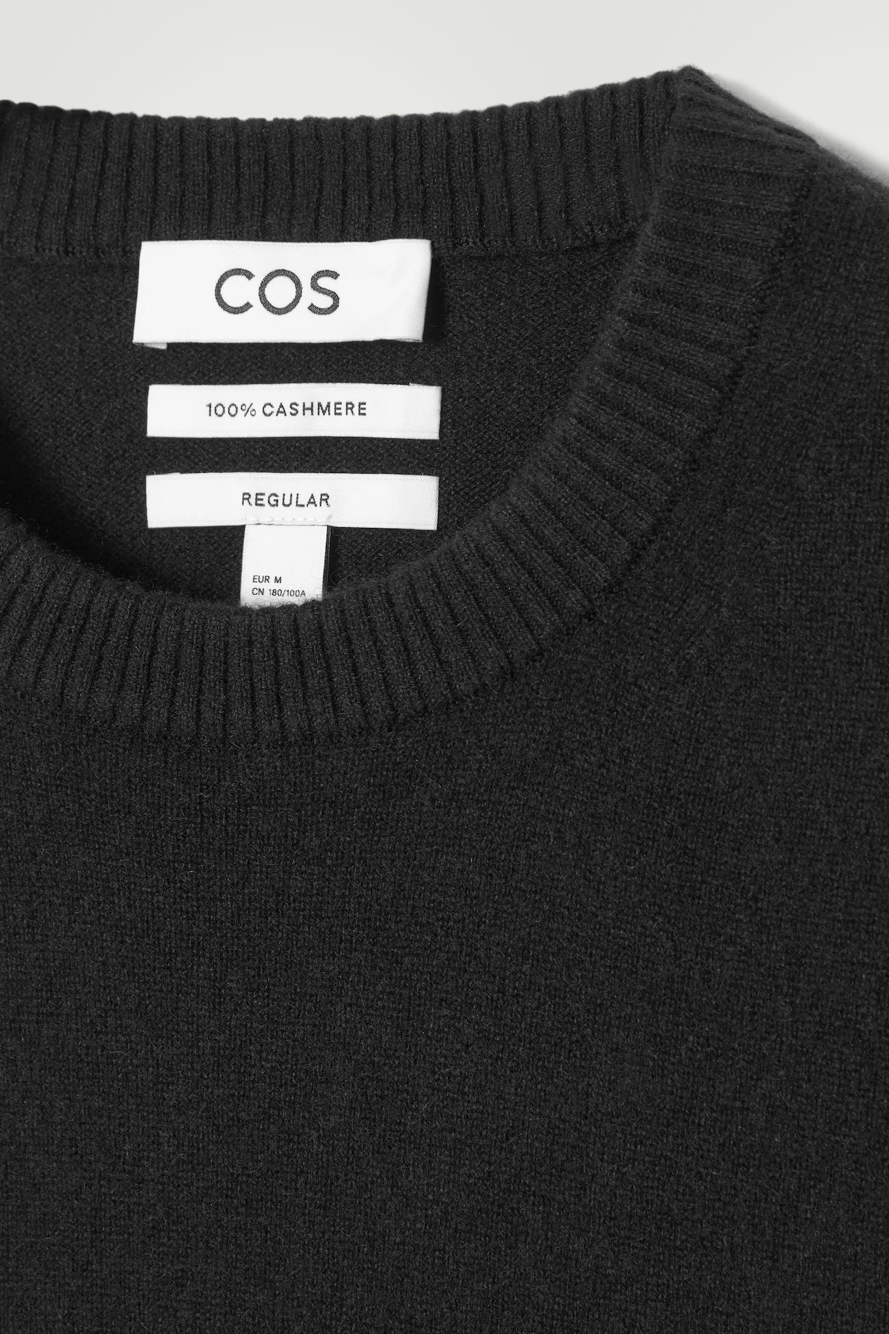 SEAMLESS PURE CASHMERE CREW-NECK SWEATER — BLACK