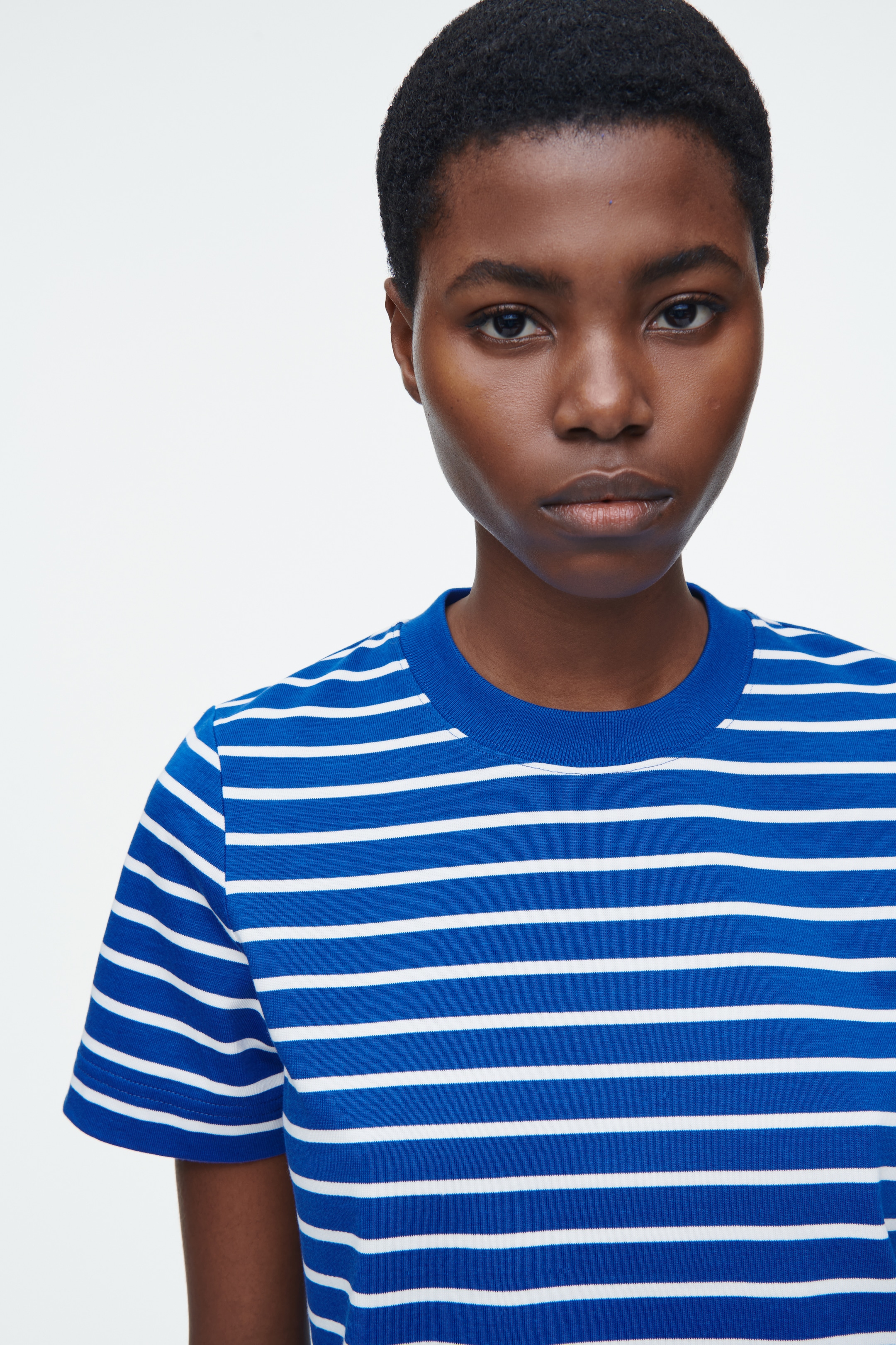 Zobraziť väčší obrázok: ČISTO STRIHANÉ REGULÁRNE TRIČKO - MODRÁ / PRÚŽKOVANÁ - ŽENY | H&M SK 3
