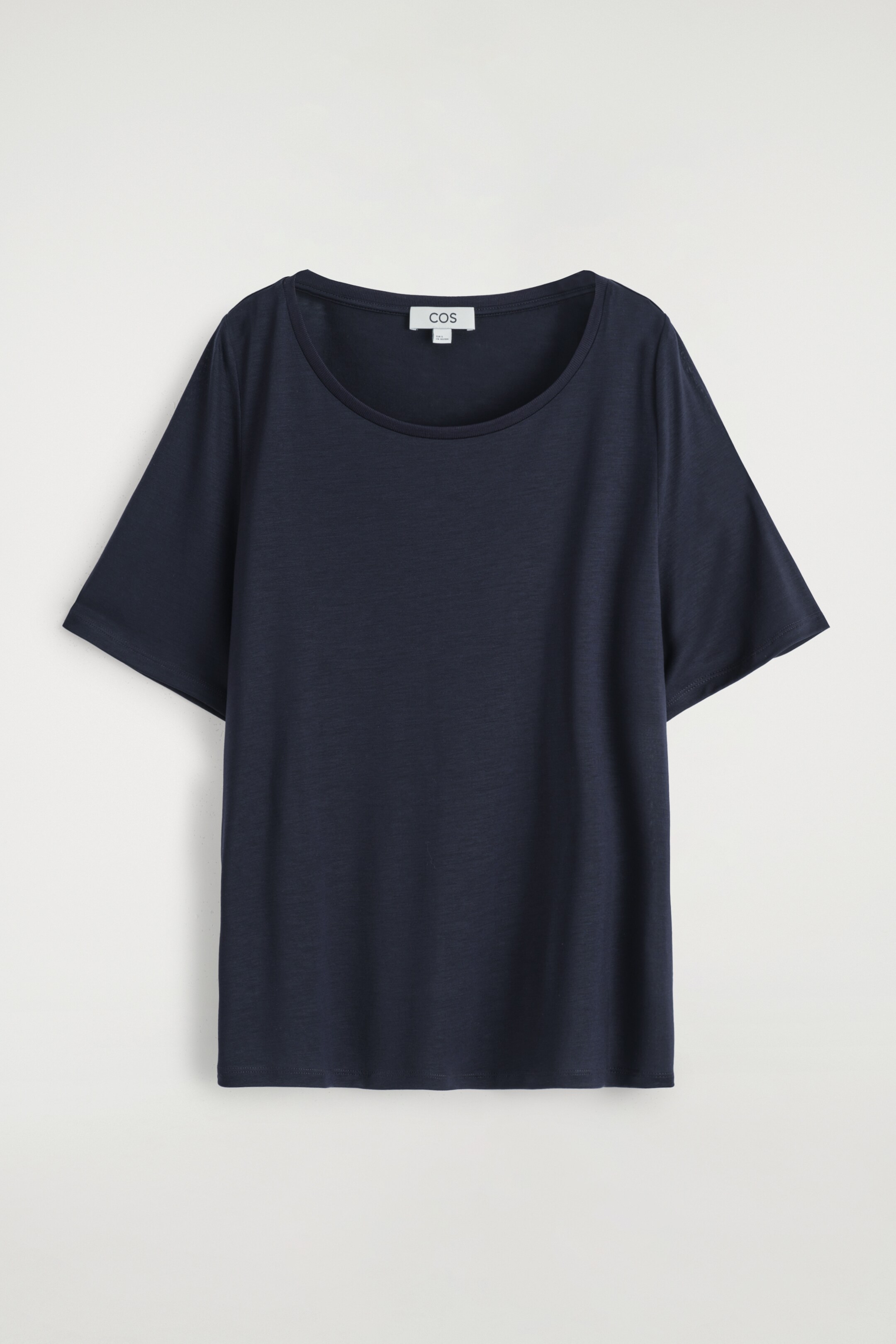 Προβολή μεγαλύτερης εικόνας: ΧΑΛΑΡΟ T-SHIRT ΜΕ ΣΤΡΟΓΓΥΛΗ ΛΑΙΜΟΚΟΨΗ - ΣΚΟΥΡΟ ΜΠΛΕ - Ladies | H&M GR 6