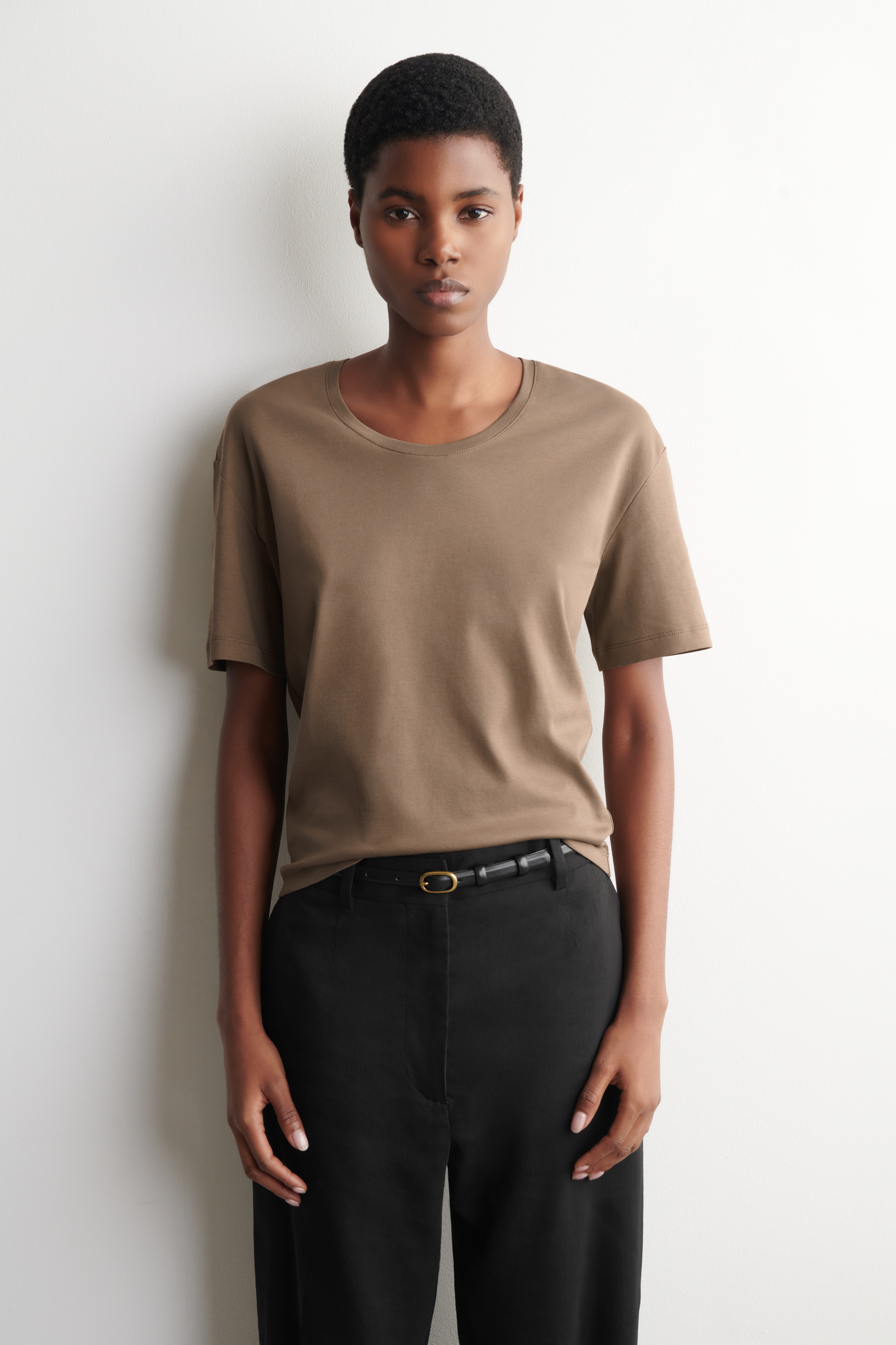 T-SHIRT EN COTON À ENCOLURE DÉGAGÉE