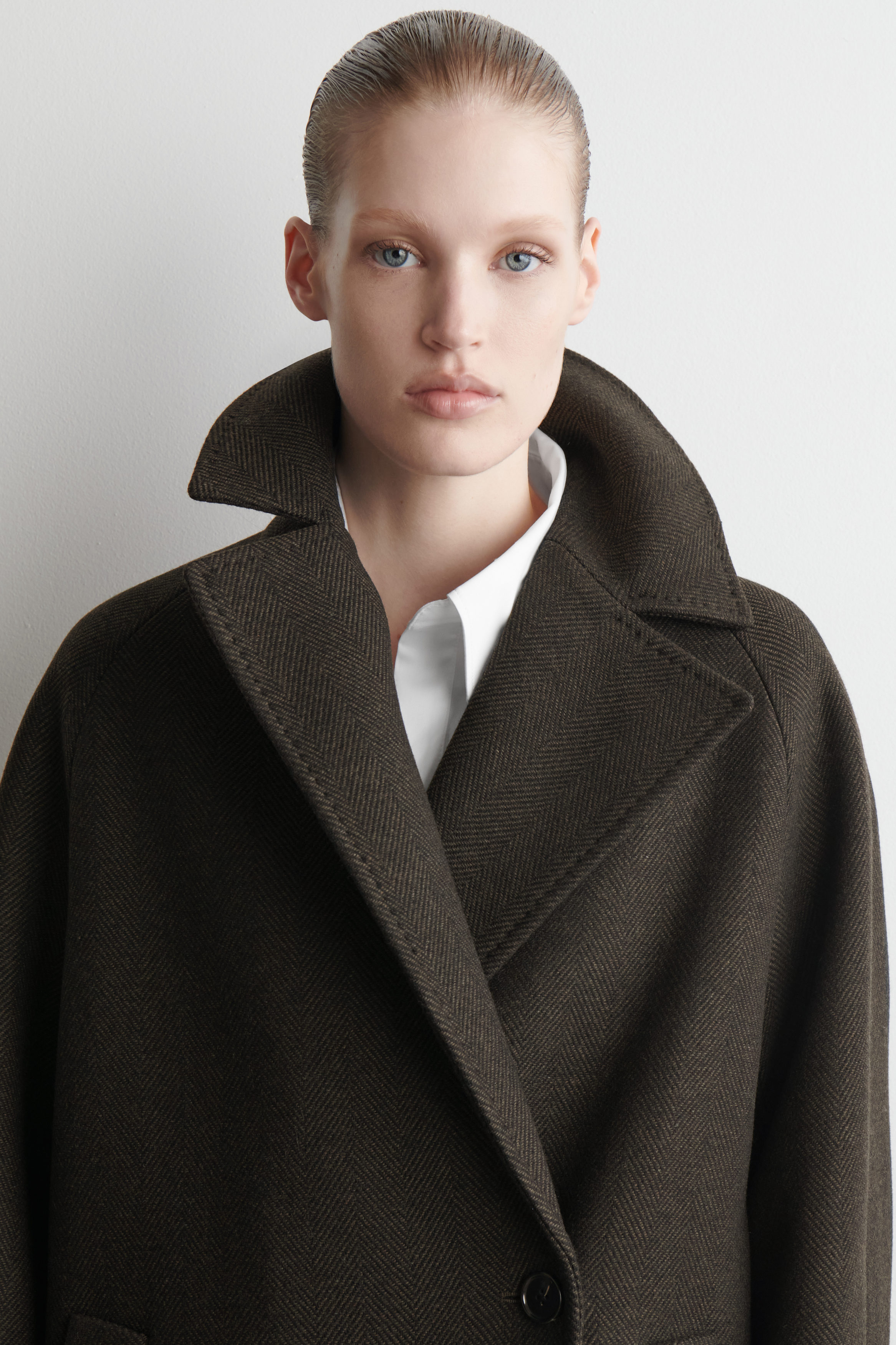 OVERSIZED DOUBLE-BREASTED WOOL LONG COAT - DARK GREEN | COS US