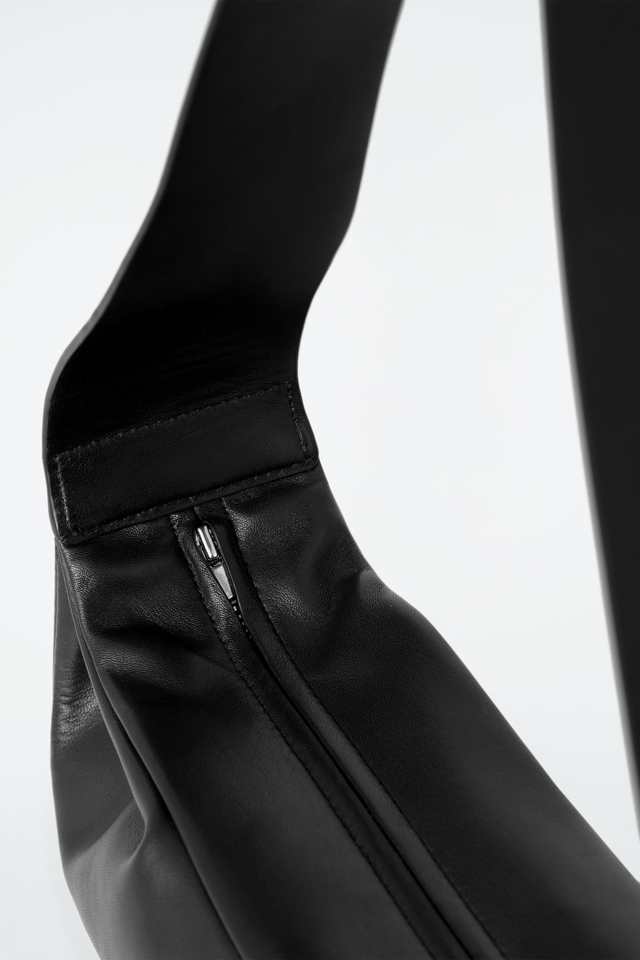 SWING CROSSBODY BAG - LEATHER — Black