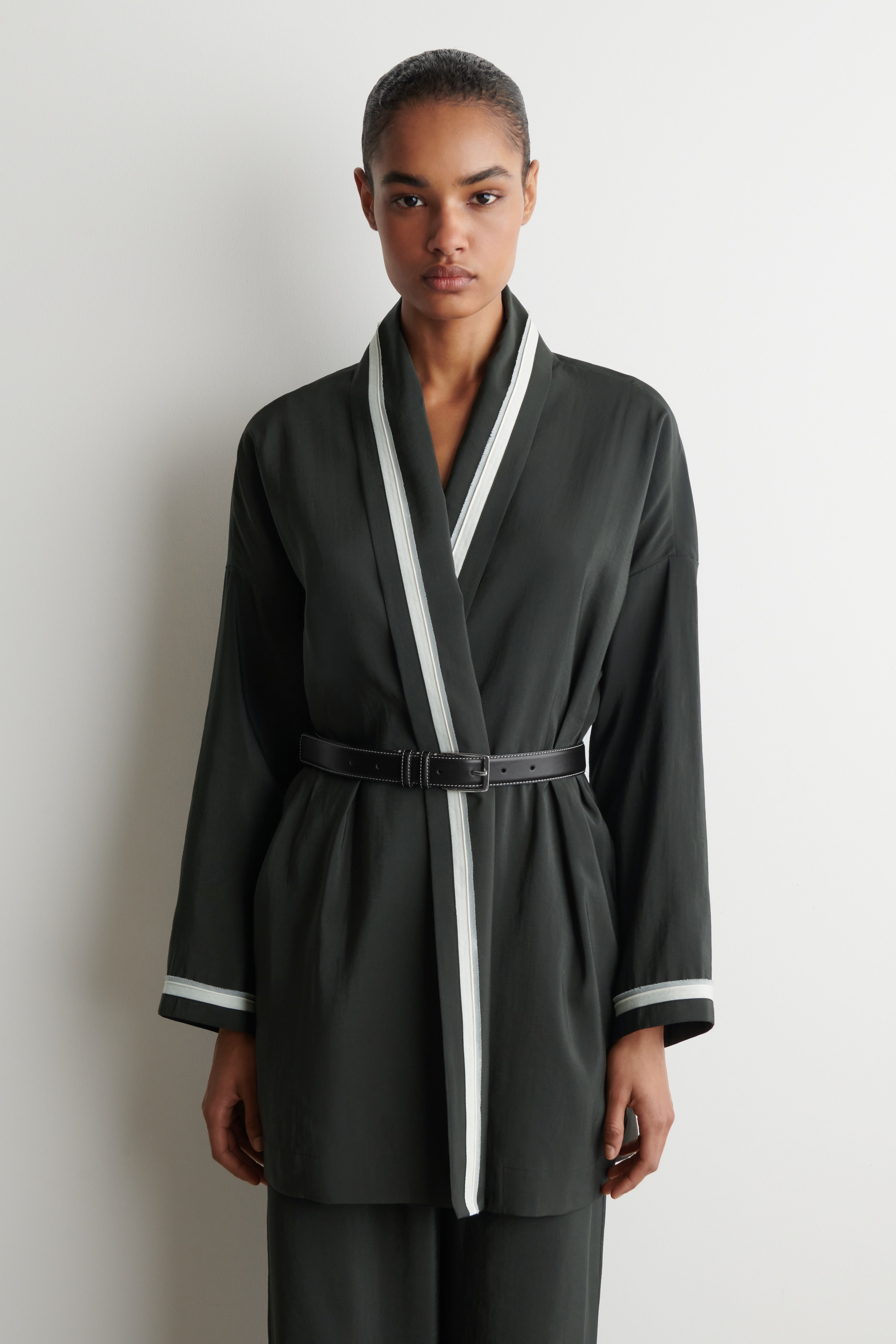 BLUSE MIT KONTRASTIERENDEN PASPELN - DUNKELGRÜN