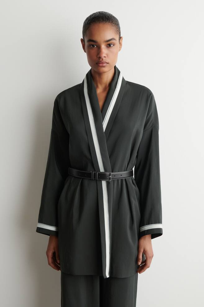 BLOUSE CACHE-CŒUR À FINITION CONTRASTÉE - VERT FONCÉ - 1