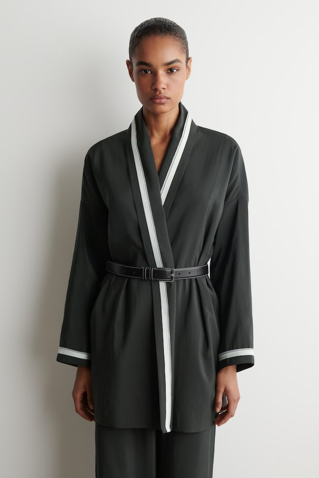 CONTRAST-PIPED ROBE-STYLE BLOUSE — DARK GREEN