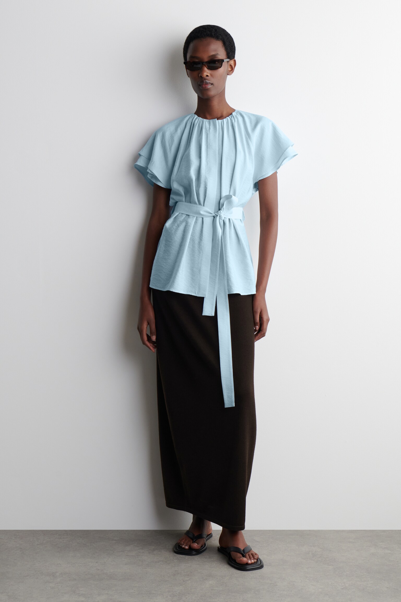 BLUSA CON CAPAS Y CINTURÓN DE LAZADA - AZUL CLARO/BLANCO - 5