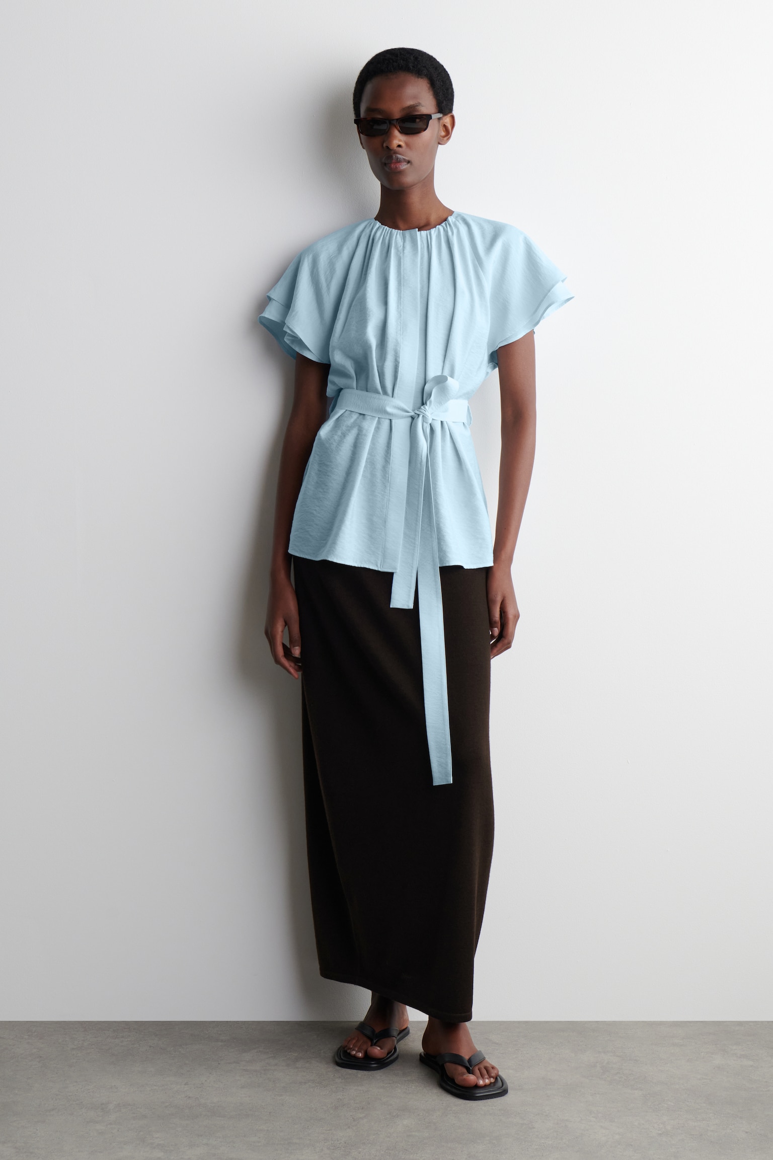 BLUSA CON CAPAS Y CINTURÓN DE LAZADA - AZUL CLARO/BLANCO - 4