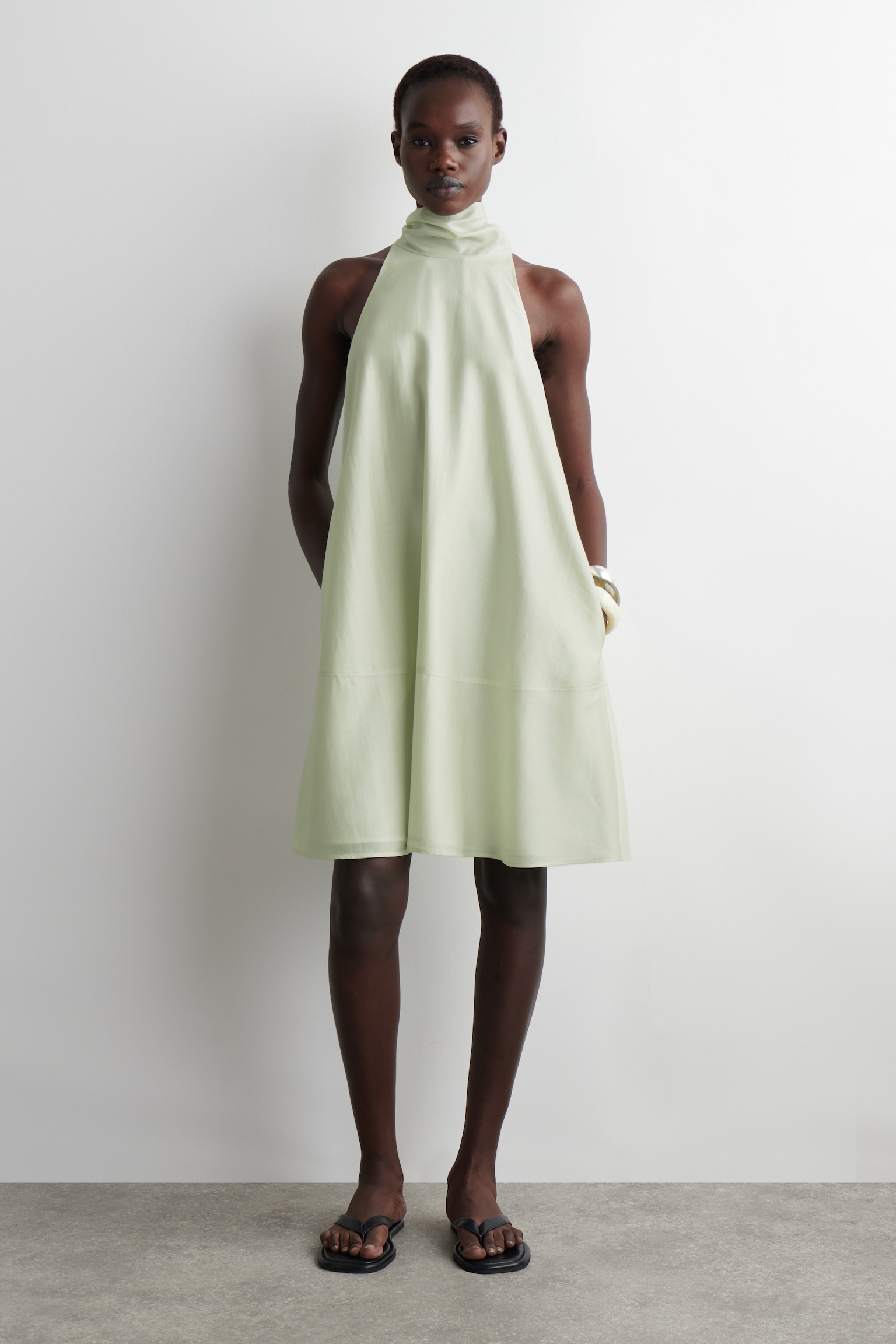 FLUID HALTERNECK MINI DRESS - LIGHT GREEN/RED/DARK BROWN