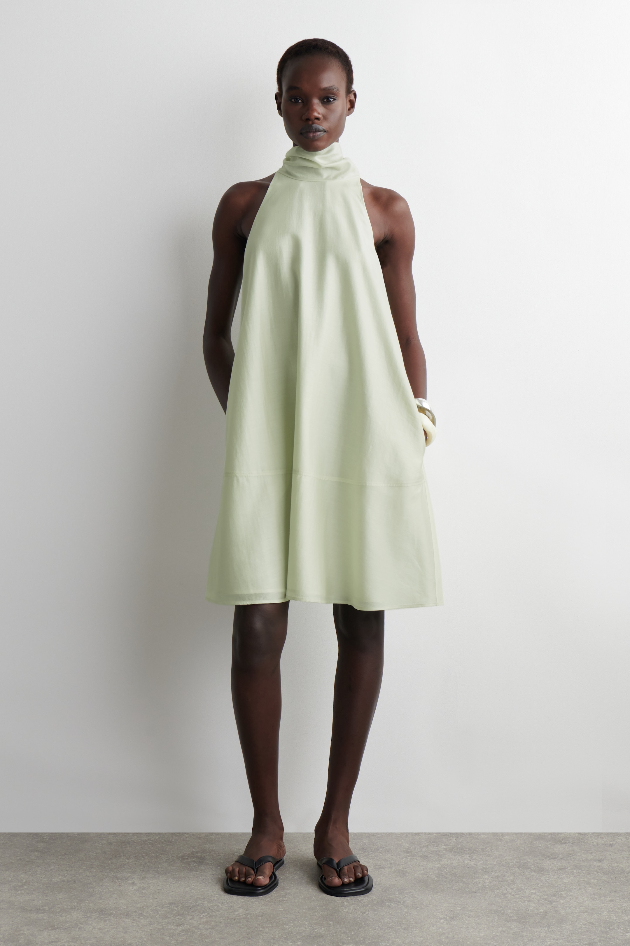 Ver imagen más grande: VESTIDO CORTO FLUIDO CON CUELLO HALTER - VERDE CLARO - MUJER | H&M ES 1