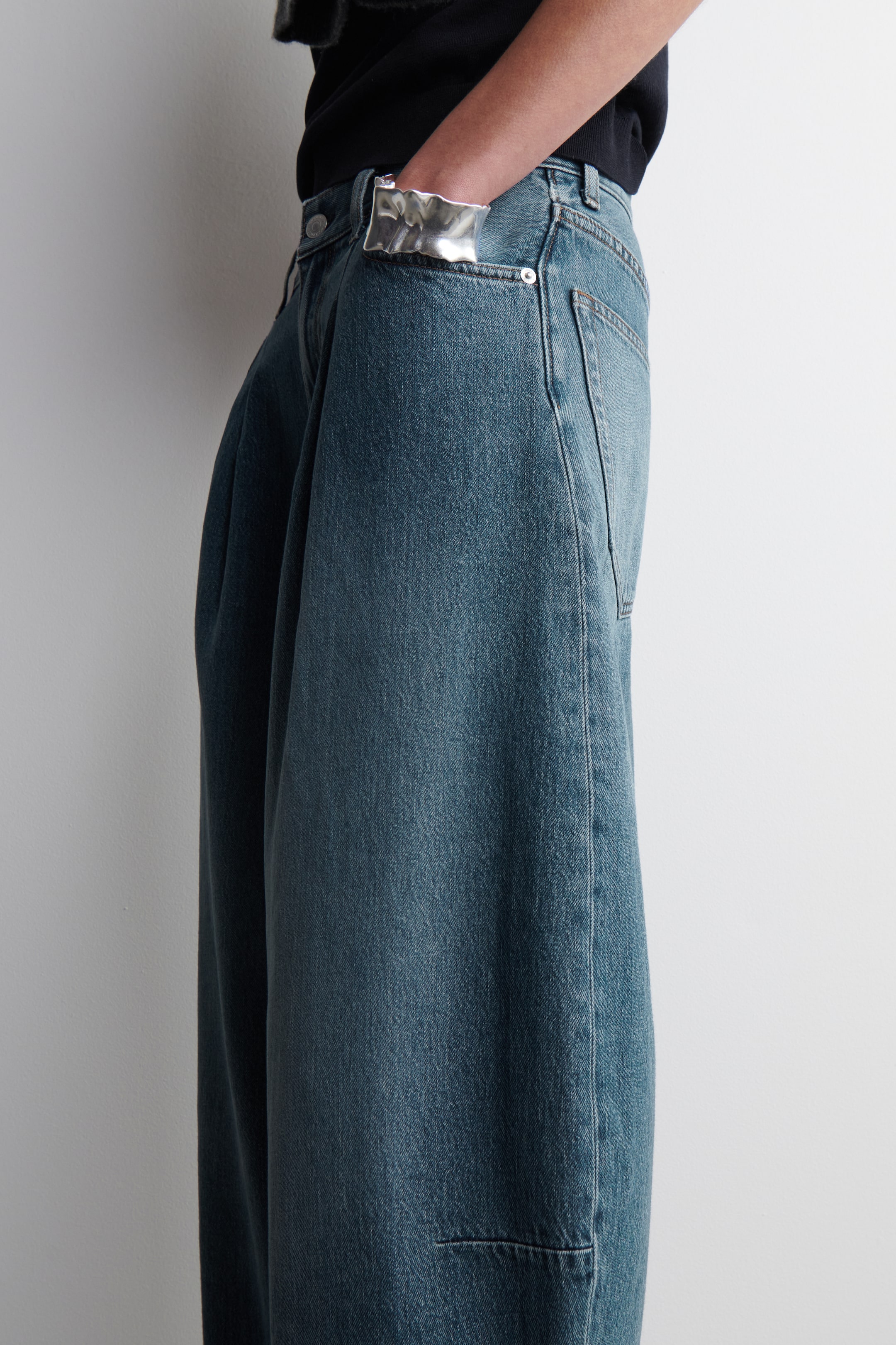 View larger image: TWINE BARREL-LEG JEANS - MID BLUE - Ladies | H&M GB 3