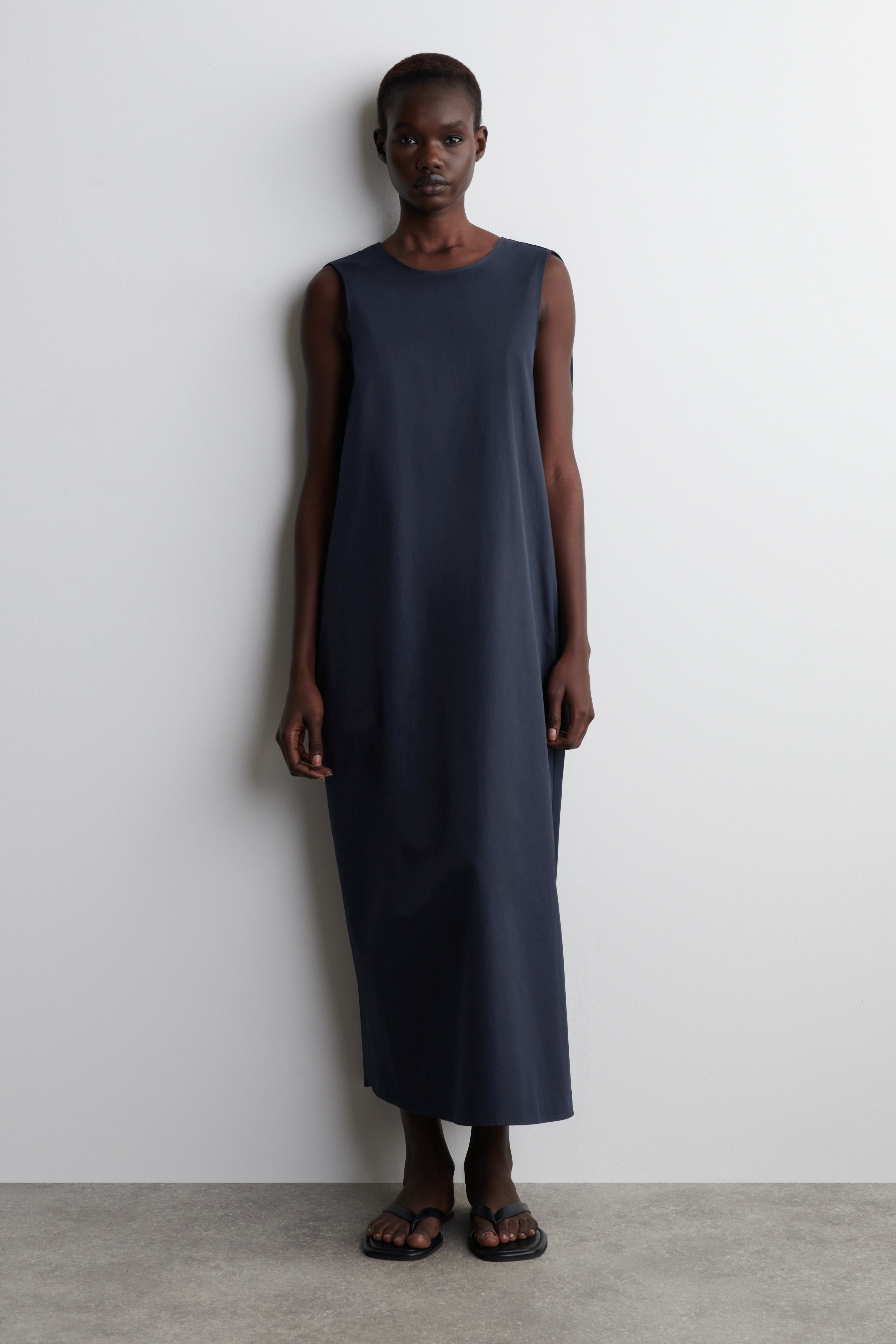 Midi-kjole i bomuld med snoet rygdetalje - MARINEBLÅ