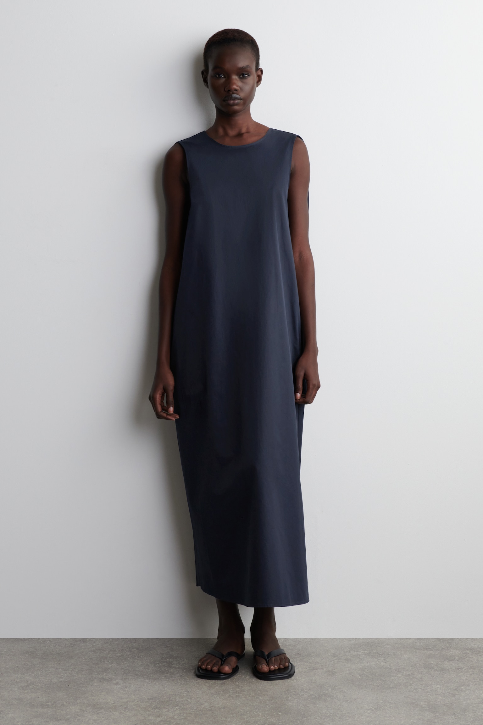 MIDIKLEID AUS BAUMWOLLE MIT TWIST-DETAIL HINTEN - NAVYBLAU