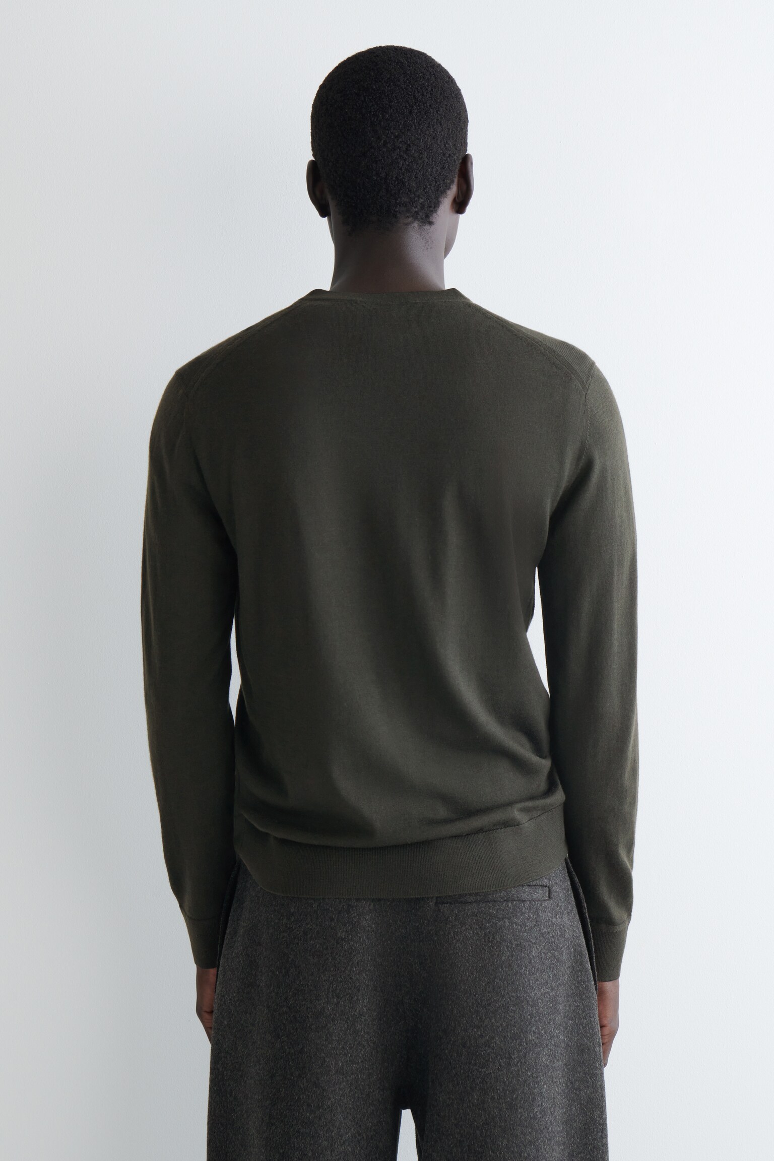 PULL À COL EN V SLIM EN LAINE MÉRINOS - VERT FONCÉ/NOIR - 4