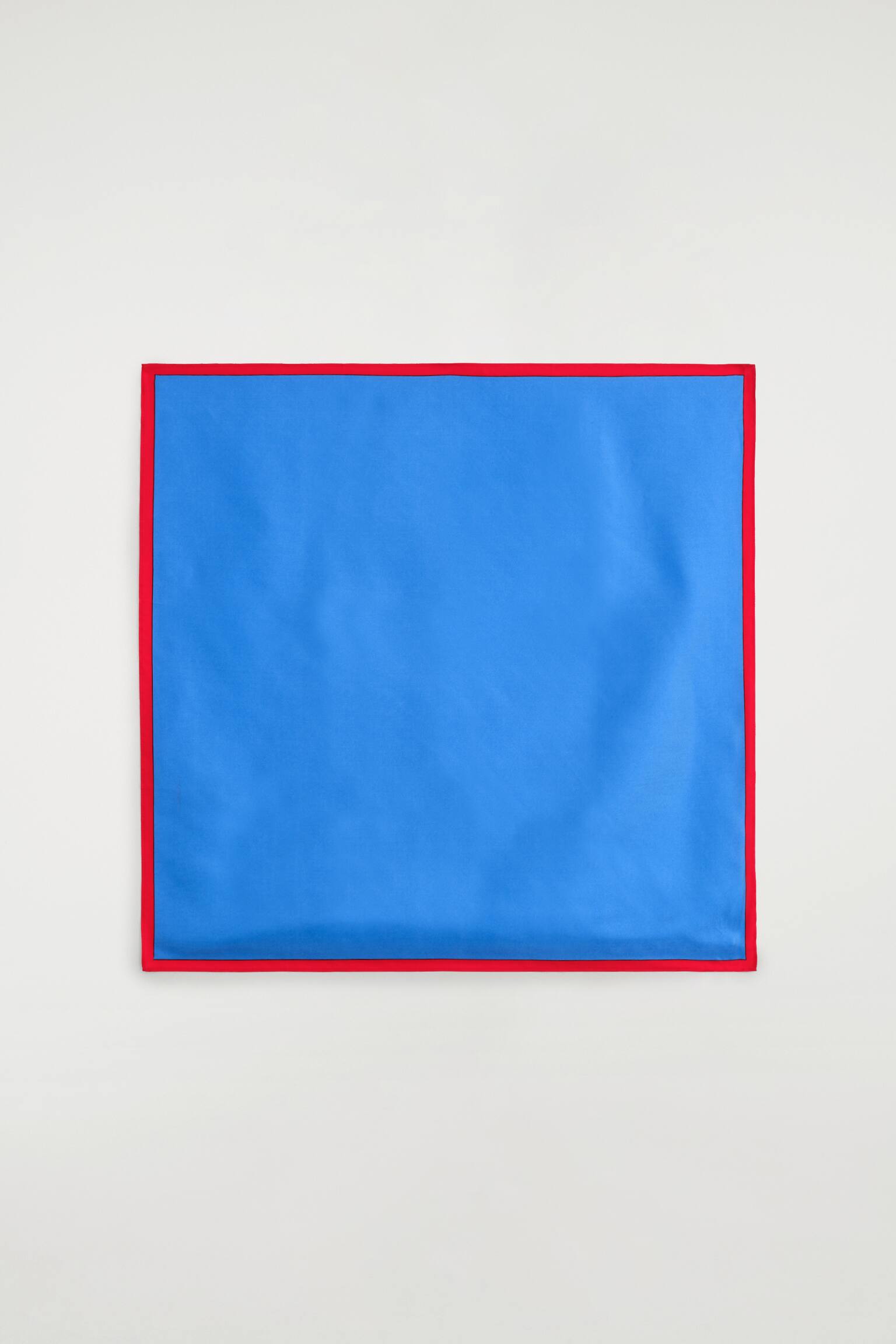 FOULARD EN SOIE À BORDURES CONTRASTÉES - BLEU / ROUGE