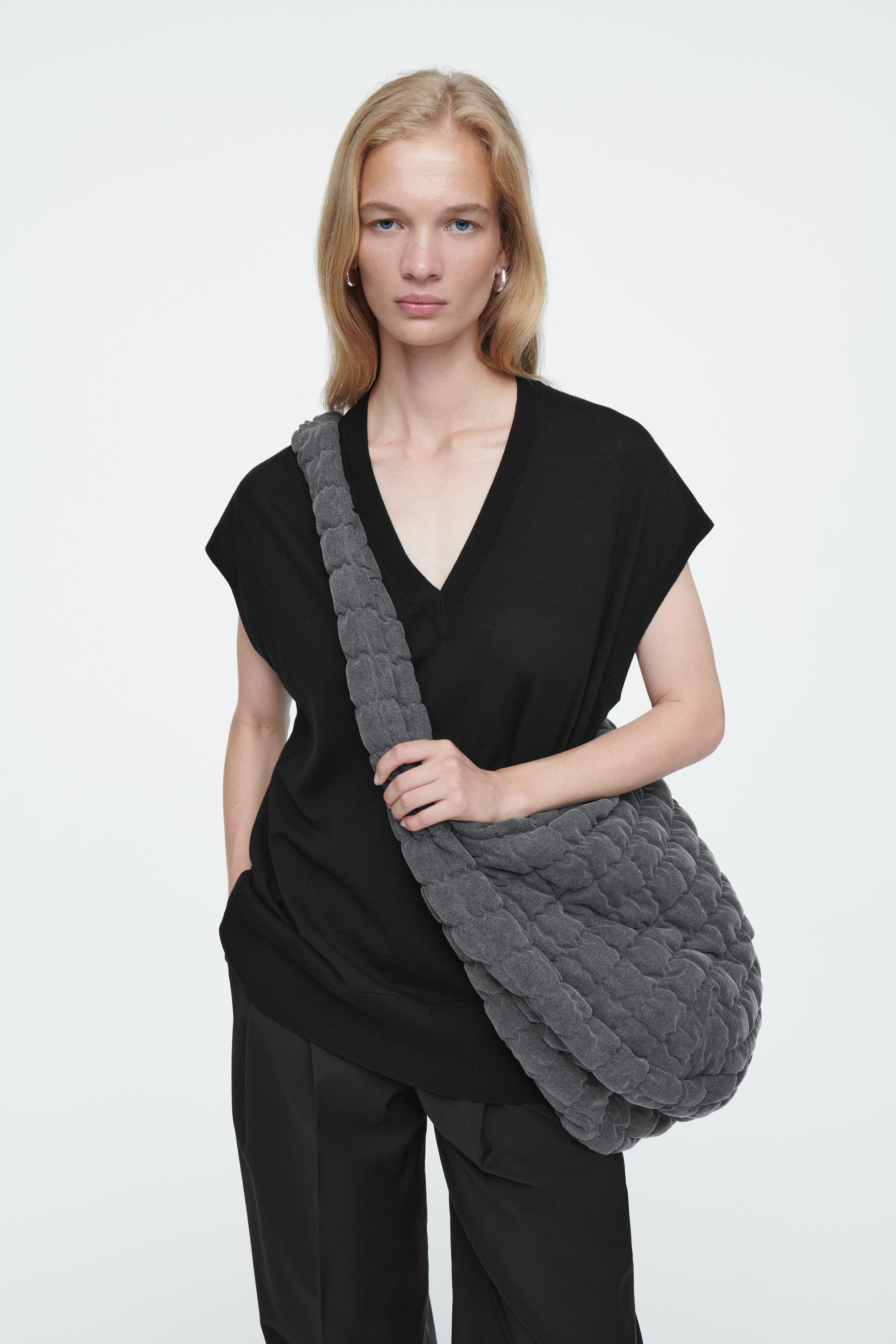 【PORTERNA】Cosmix shoulder bag COS Quilted Oversized Shoulder Bag Black 0916460003