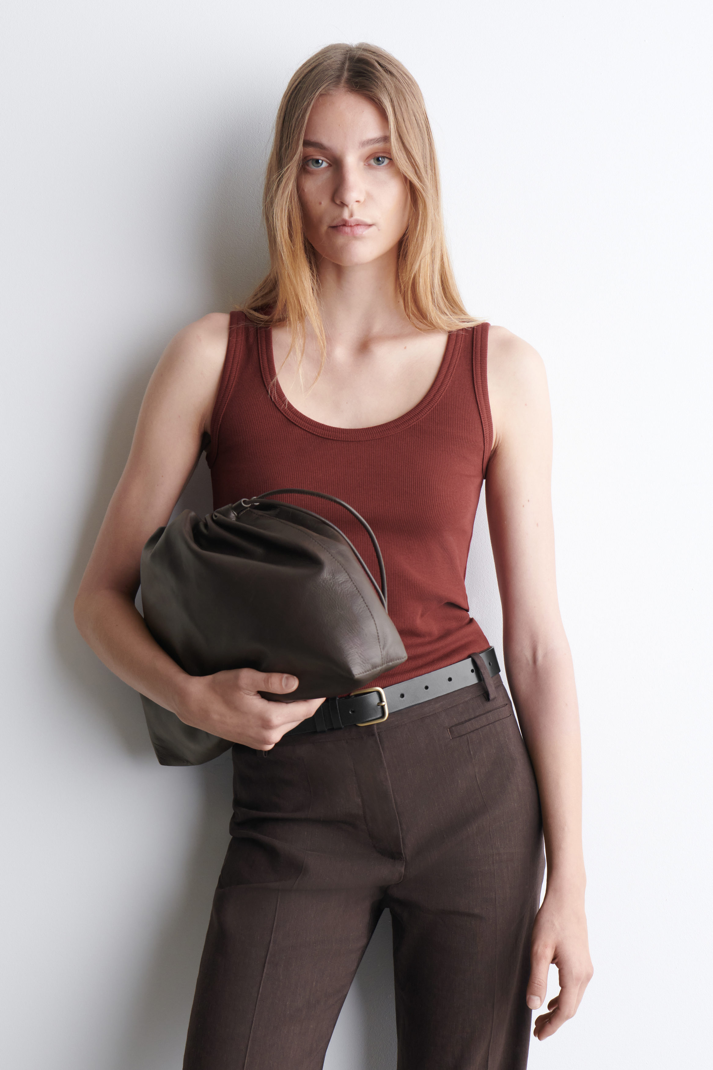 RIBBED SCOOP-NECK TANK TOP - RED | COS