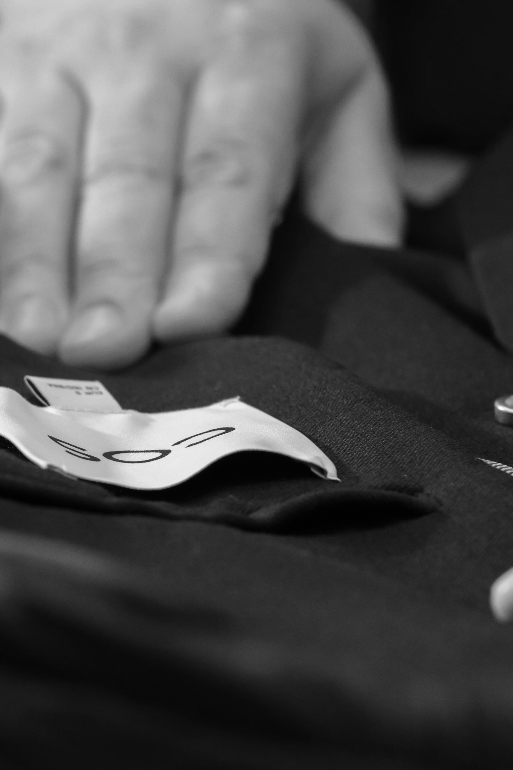 hand and cos label