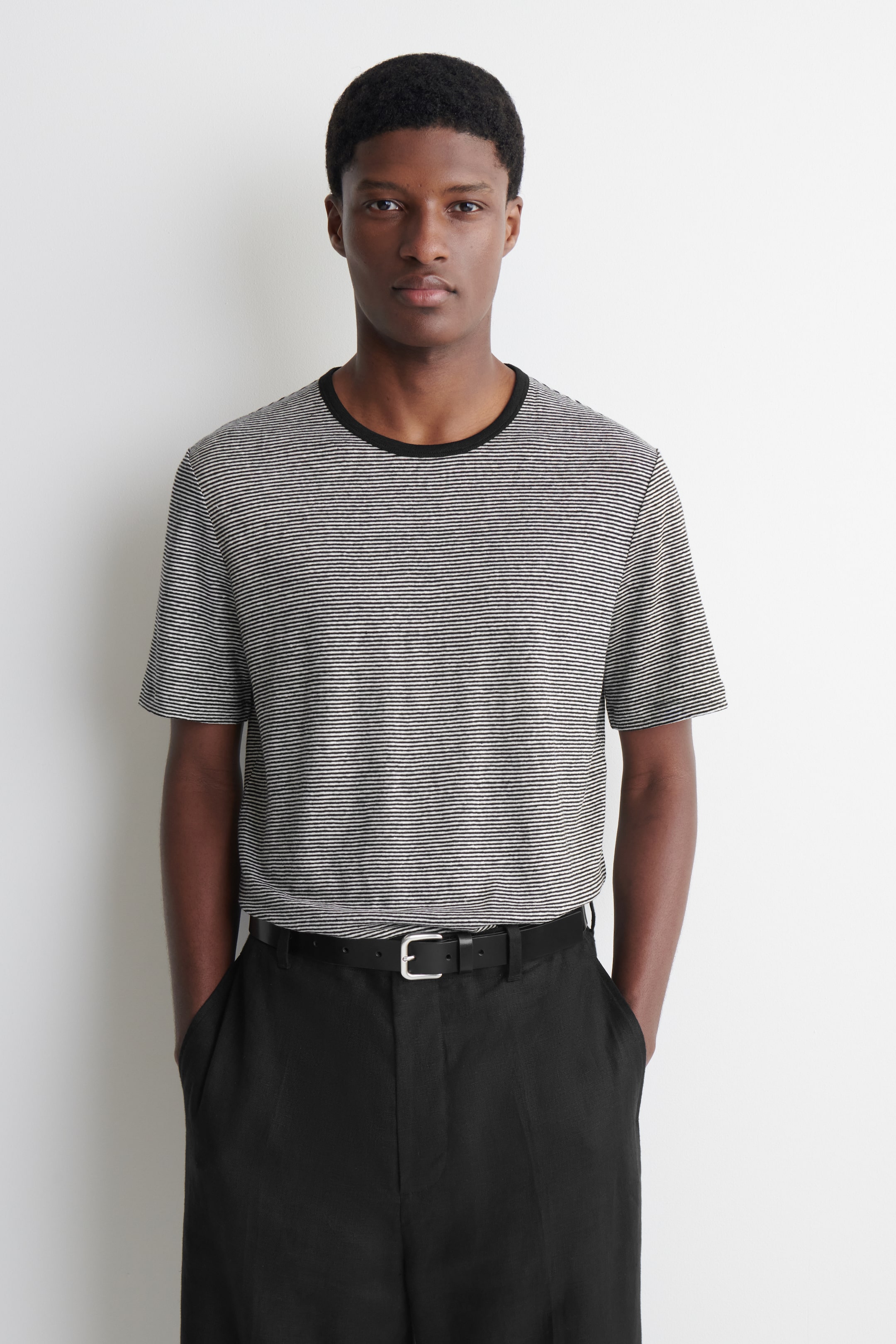 MAN IN STRIPED SHORTSLEEVE TSHIRT