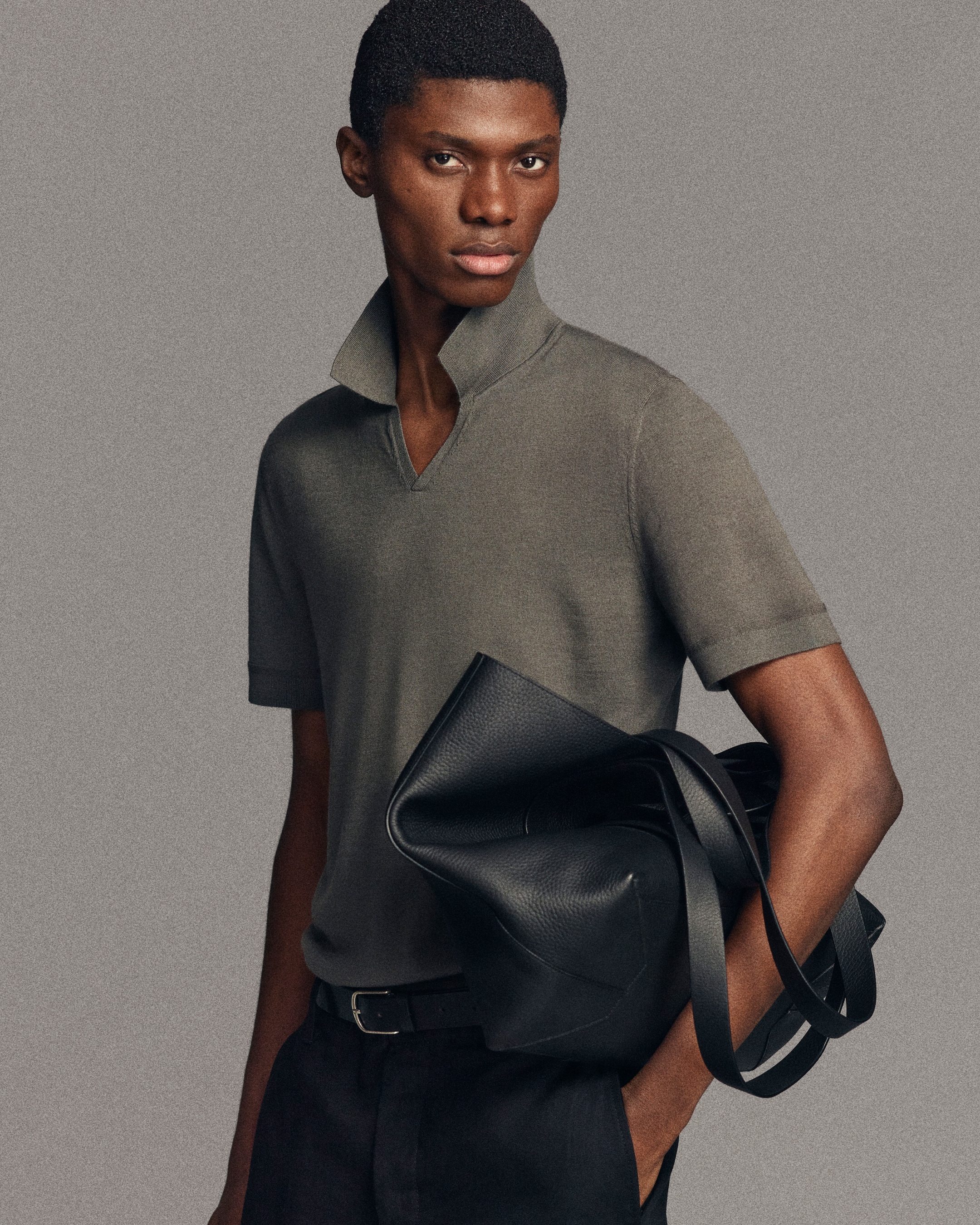 model wearing grey T-shirt